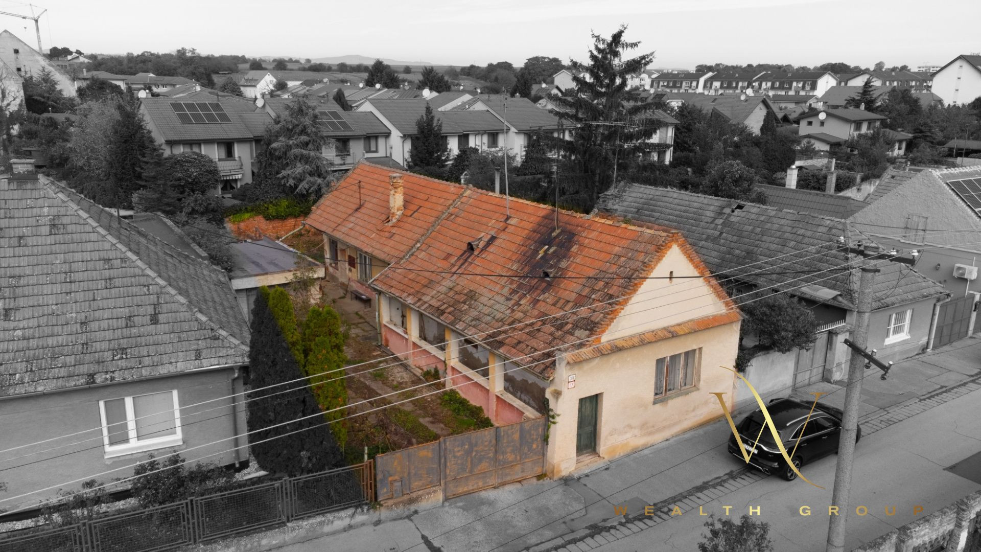 REZERVOVANÉ Pozemok so starším rodinným domom priamo v centre mesta Senec na predaj