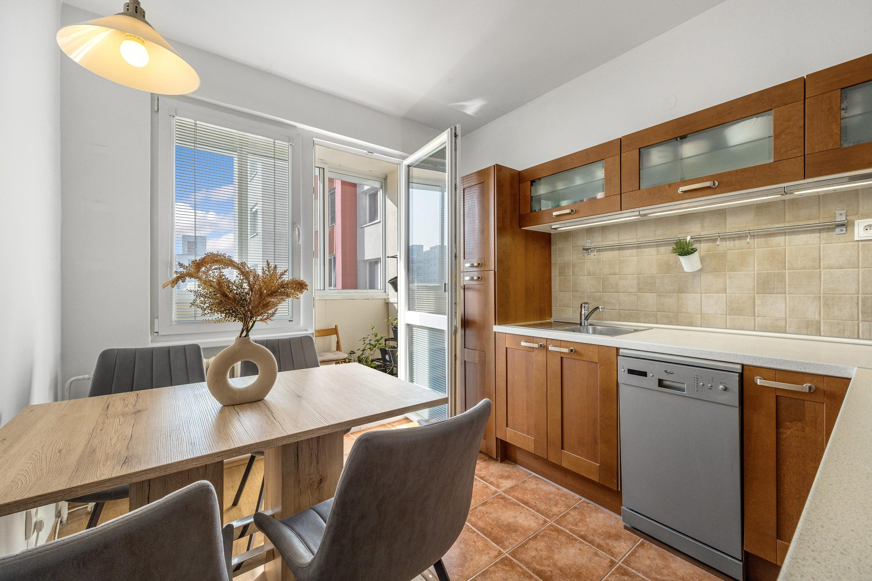 PREDANÝ - Wealth Group ponúka exkluzívne na predaj 3 - izbový byt v Bratislave v blízkosti Draždiaku a lesoparku, čiastočne zariadený s klimatizáciou