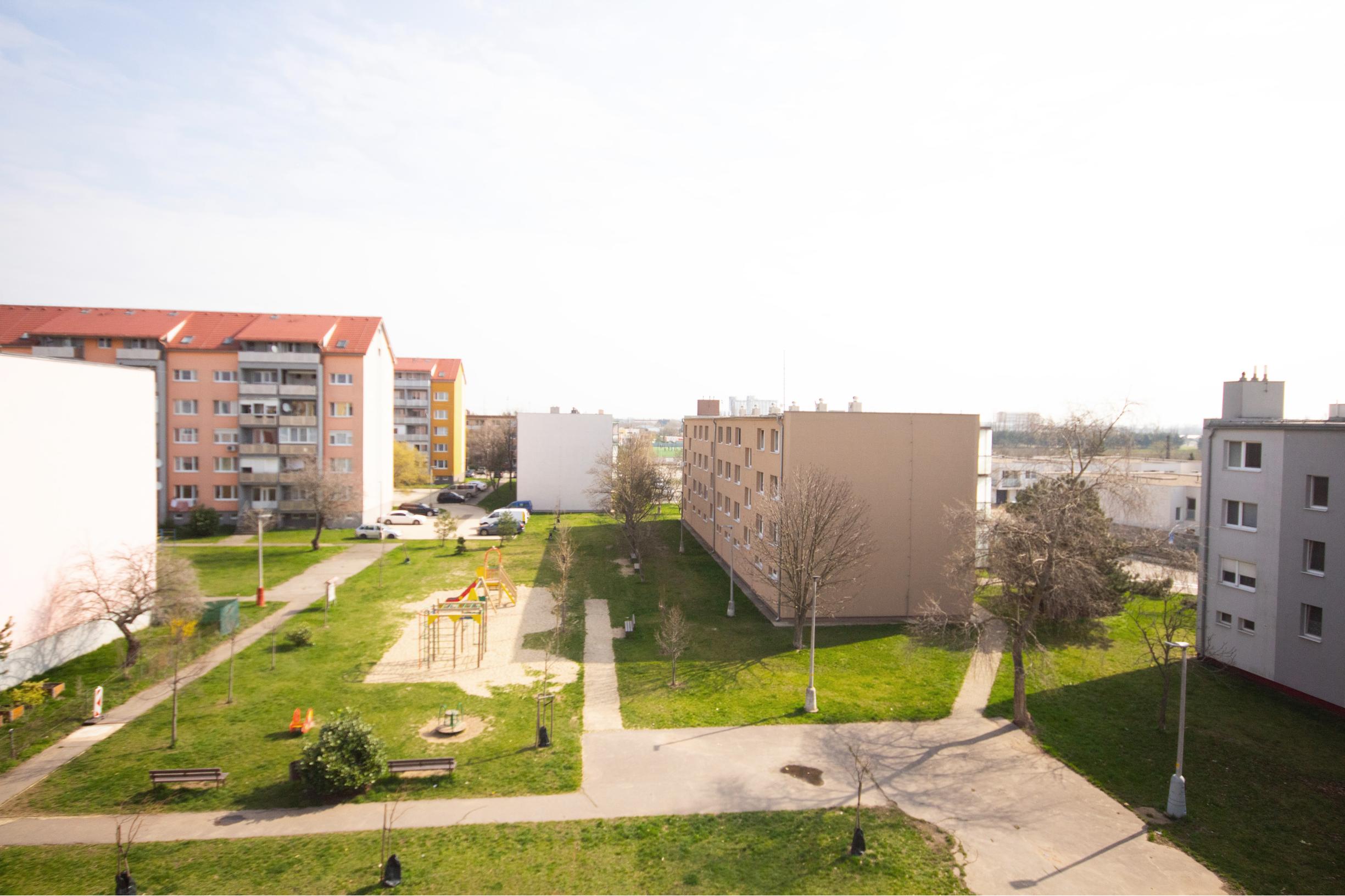 SENEC – NA PREDAJ plnohodnotný, klimatizovaný a rekonštruovaný 3 izbový byt s bezproblémovým parkovaním