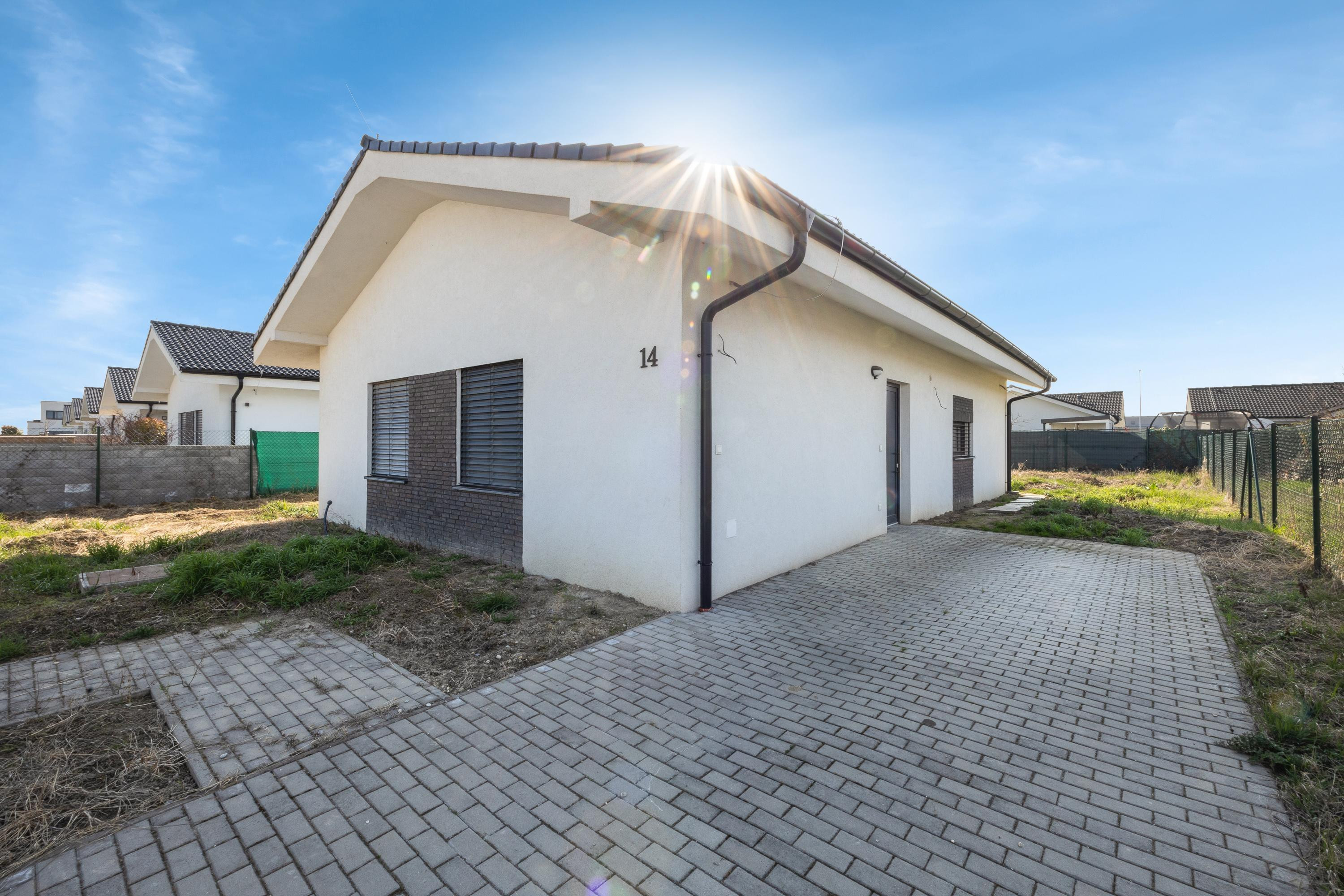 REZERVOVANÉ Nová Dedinka, okr. Senec – NA PREDAJ NOVOSTAVBA - priestranný, samostatne stojací, tehlový  4 izbový rodinný dom (bungalov) v obľúbenom projekte Lastovičky