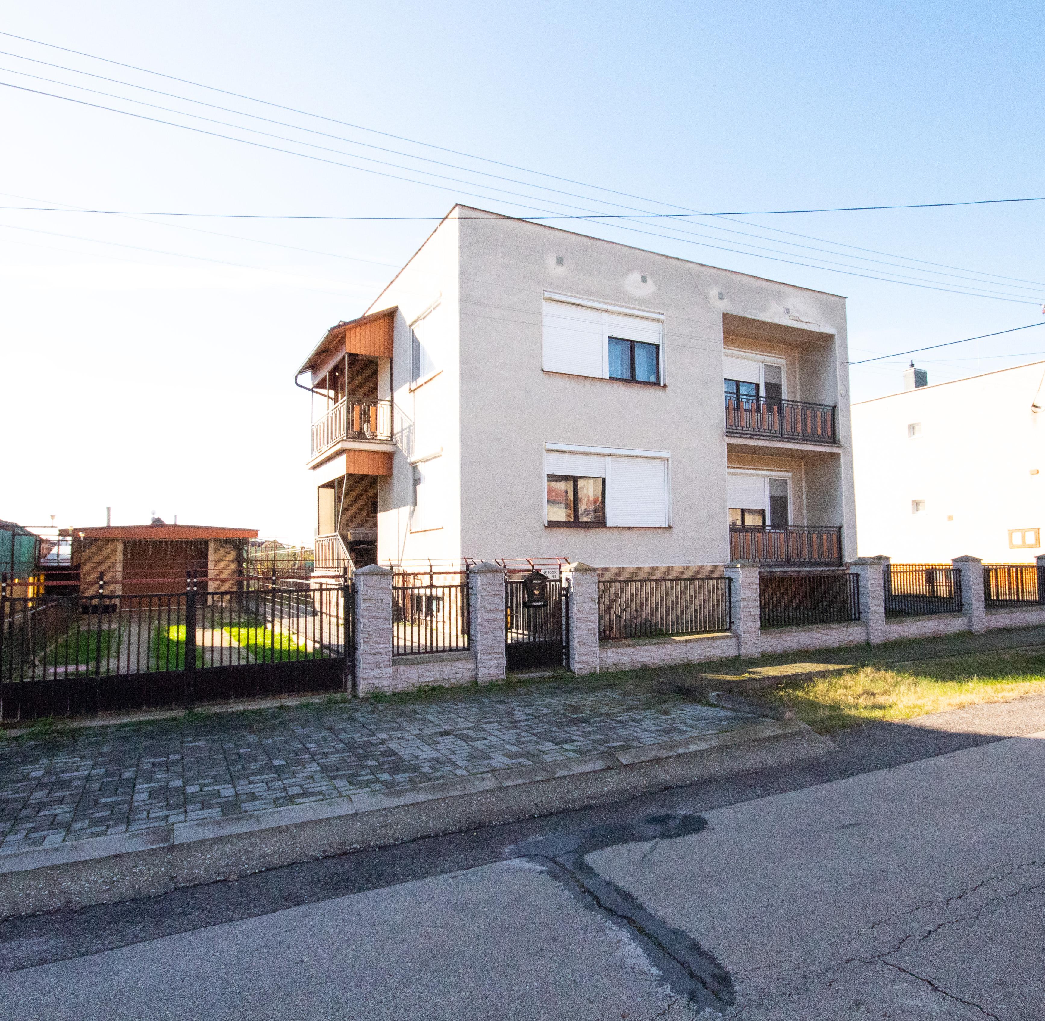 Veľké Úľany, okr. Galanta – NA PREDAJ samostatne stojací 5 izbový rodinný dom, v pôvodnom stave v centre obce