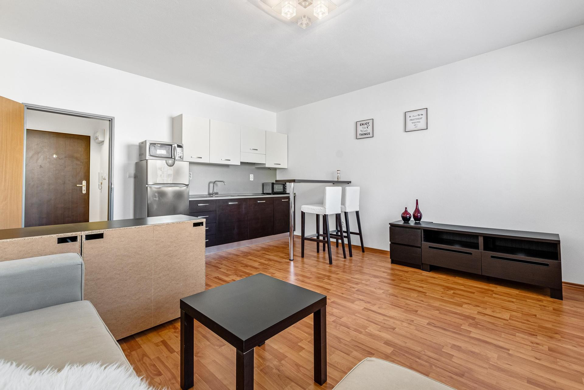 PRENAJATÉ - Wealth group ponúka exkluzívne na prenájom garsónku na Pezinskej ul. v Senci, zariadenú a ihneď k dispozícii