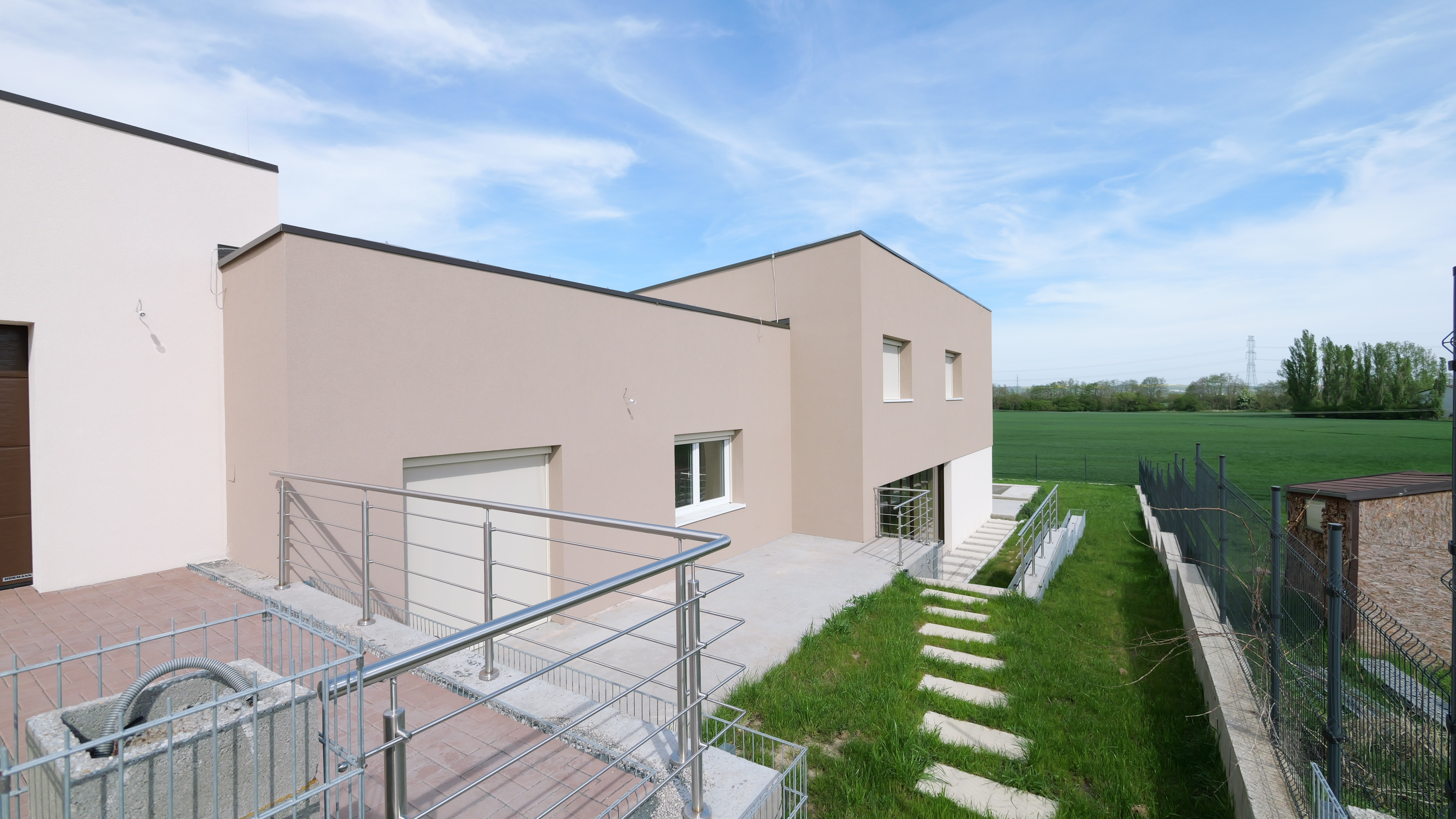 Wealth Group ponúka exkluzívne na predaj veľkorysú novostavbu samostatne stojaceho 6 izbového rodinného domu v obci Zavar