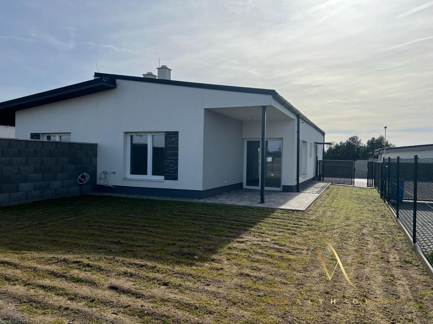 REZERVOVANÝ Na predaj 3 izbový bungalov v obci Láb, okr. Malacky, 2 parkovacie miesta.