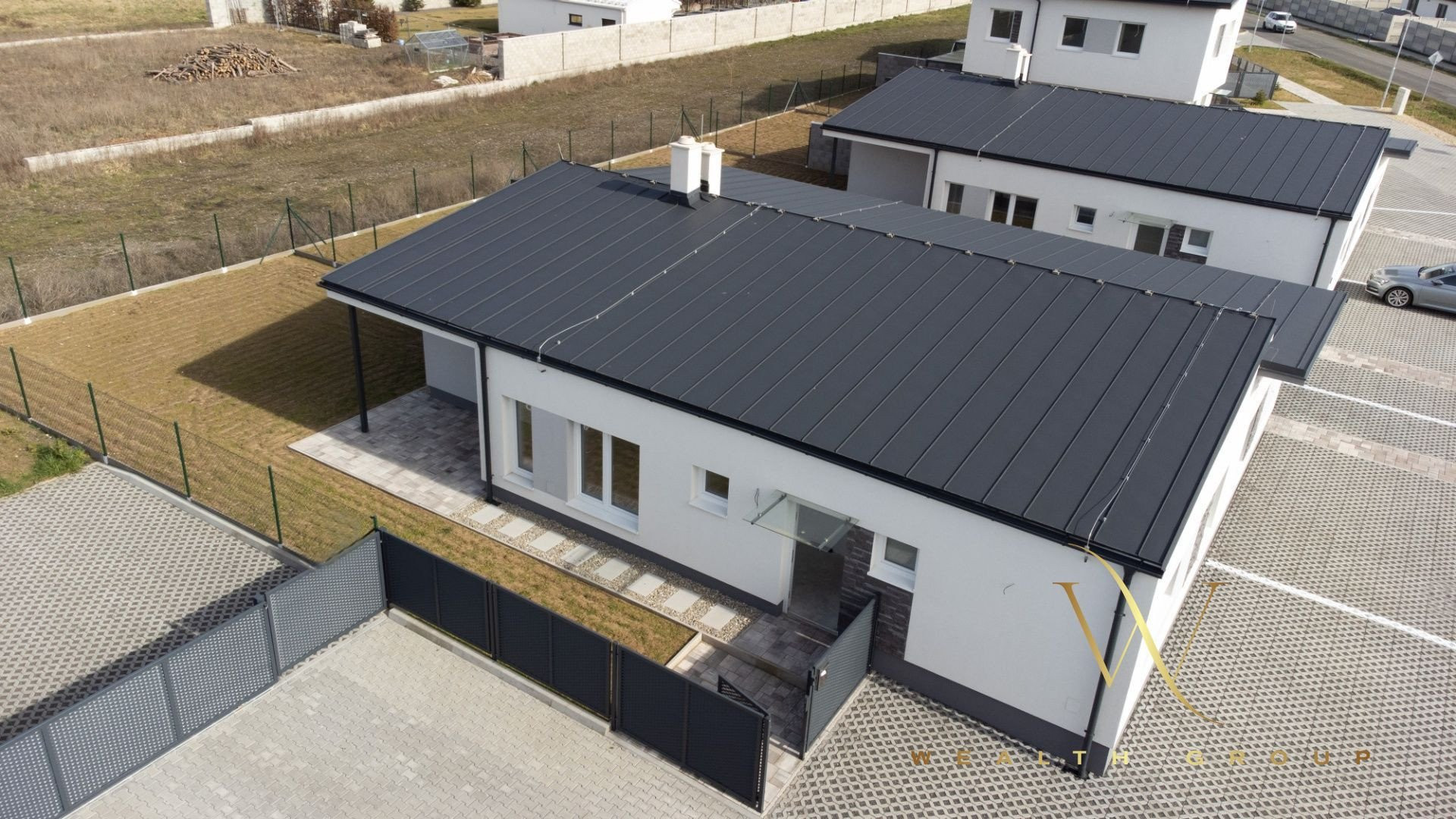 REZERVOVANÝ Na predaj 3 izbový bungalov v obci Láb, okr. Malacky, 2 parkovacie miesta.