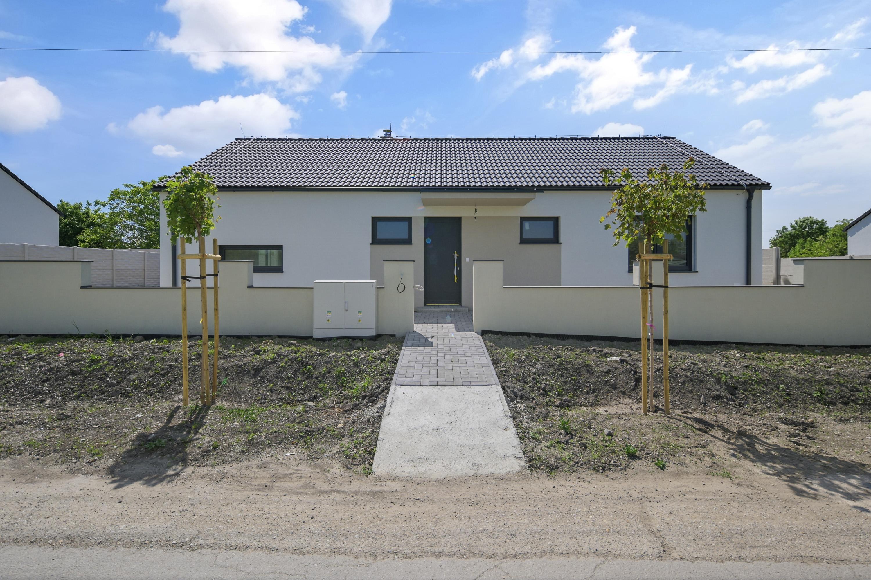 Jelka, okr. GA – POSLEDNÉ 2 RD VOĽNÉ! na predaj SKOLAUDOVANÉ samostatné, tehlové novostavby 4 izbových RD