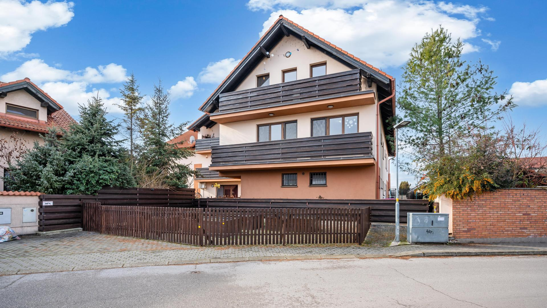 REZERVOVANÝ - Wealth Group ponúka exkluzívne na predaj 5 - izbový tehlový byt v Senci v blízkosti školy a škôlky, s vlastným kúrením