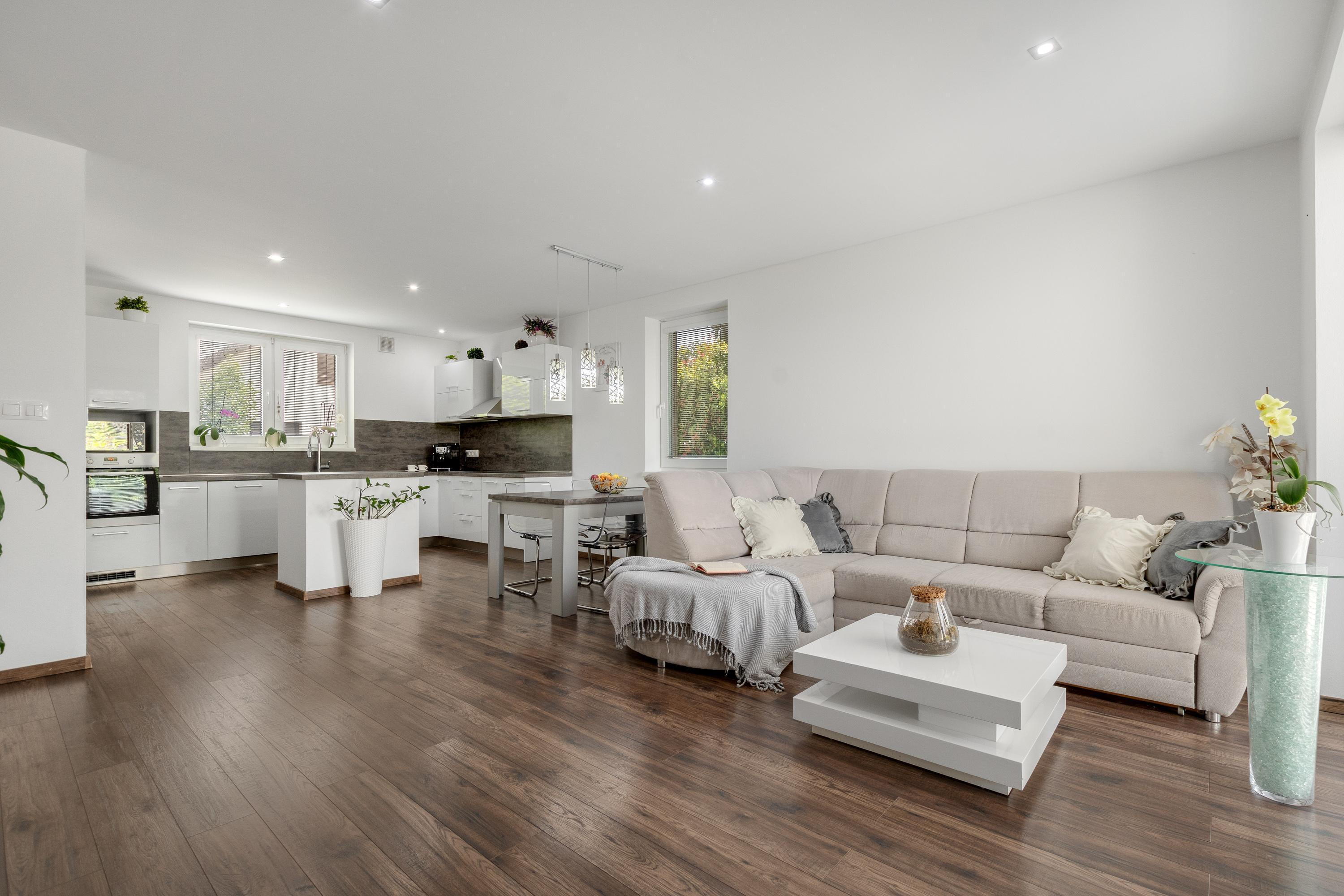 SENEC – NA PREDAJ samostatne stojací, 4-izbový RD s bazénom s plne automatickým ovládaním a tepelným čerpadlom, alarmom, kamerovým systémom, prípravou na krb.