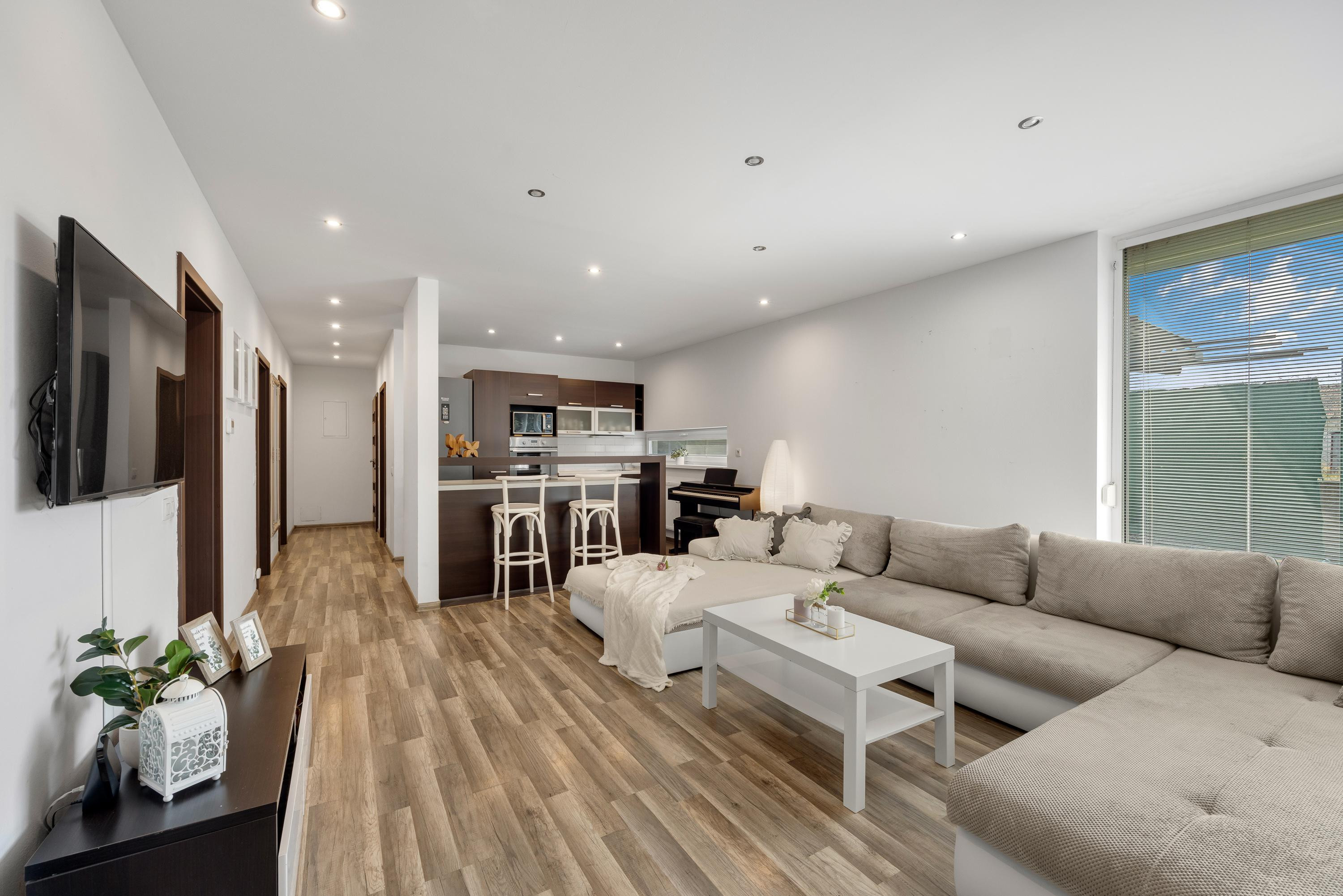 Veľký Biel, okr. Senec - NA PREDAJ 4 izbový byt so záhradou a parkovacím státím len kúsok od obľúbeného jazera