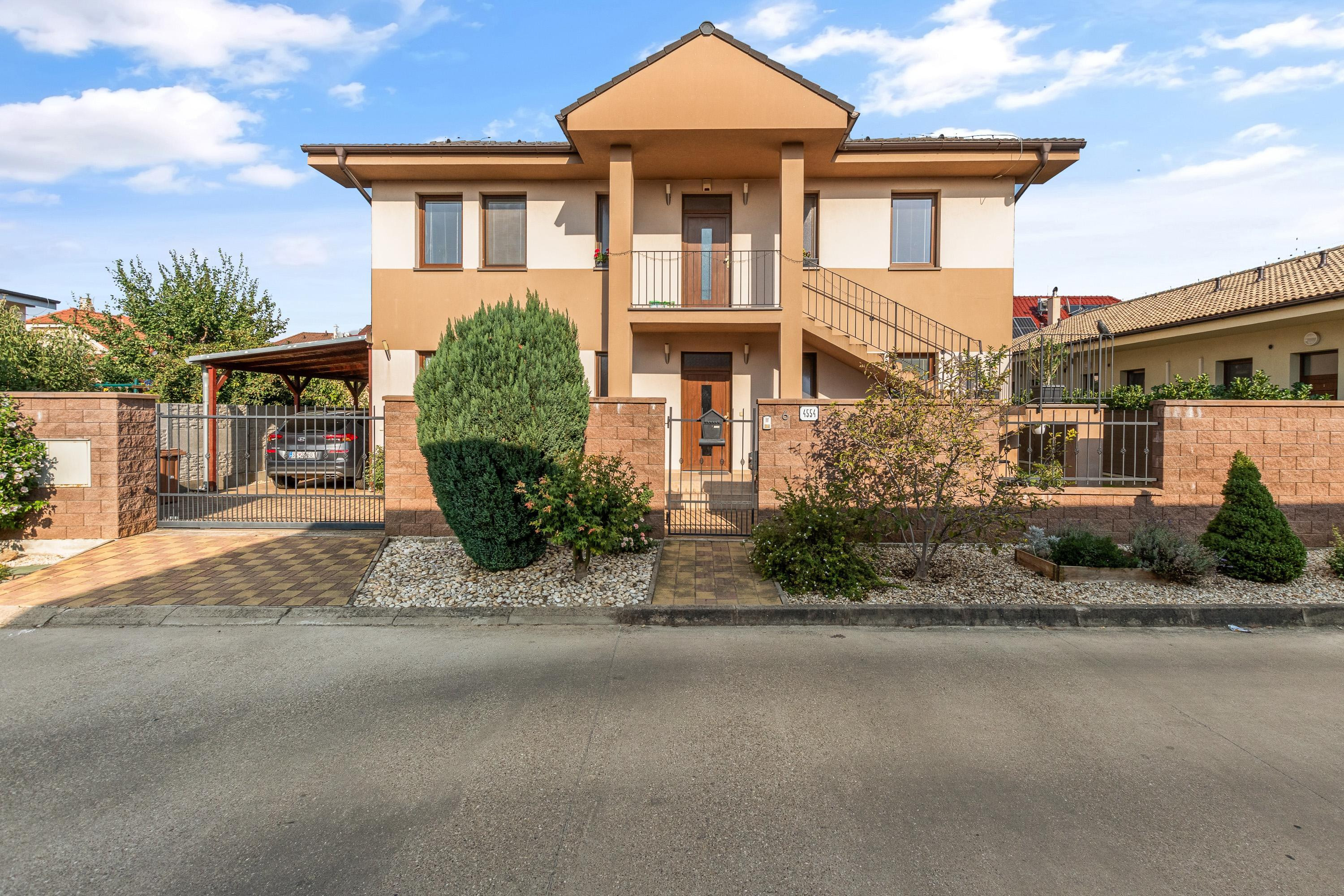 Krásny dvojgeneračný rodinný dom priamo v Senci na predaj, výborná lokalita, vhodnný aj na podnikateľské účely