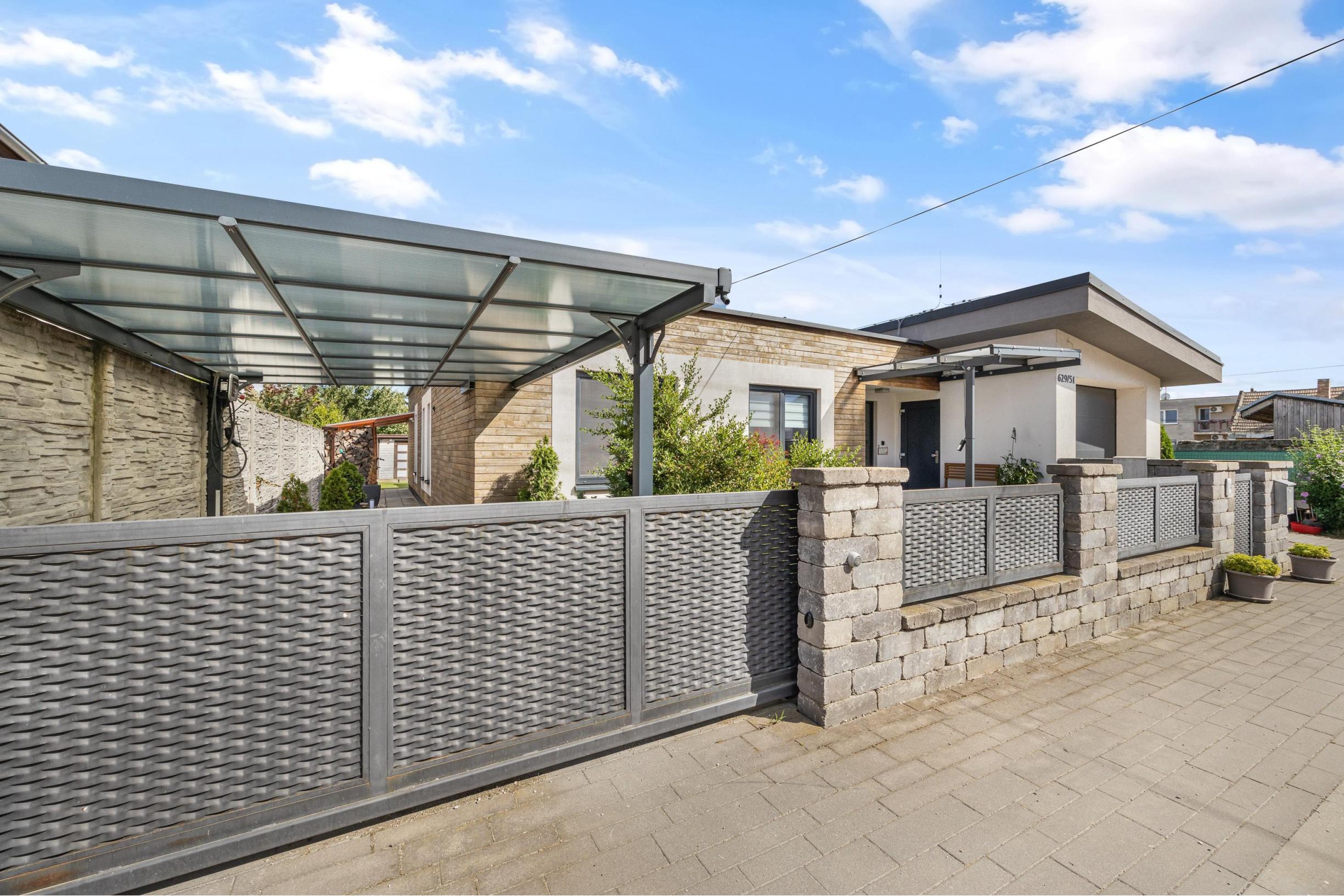 5 izbový rodinný dom Blatné na predaj, bazén, sauna, garáž, výborná dispozícia a oveľa viac