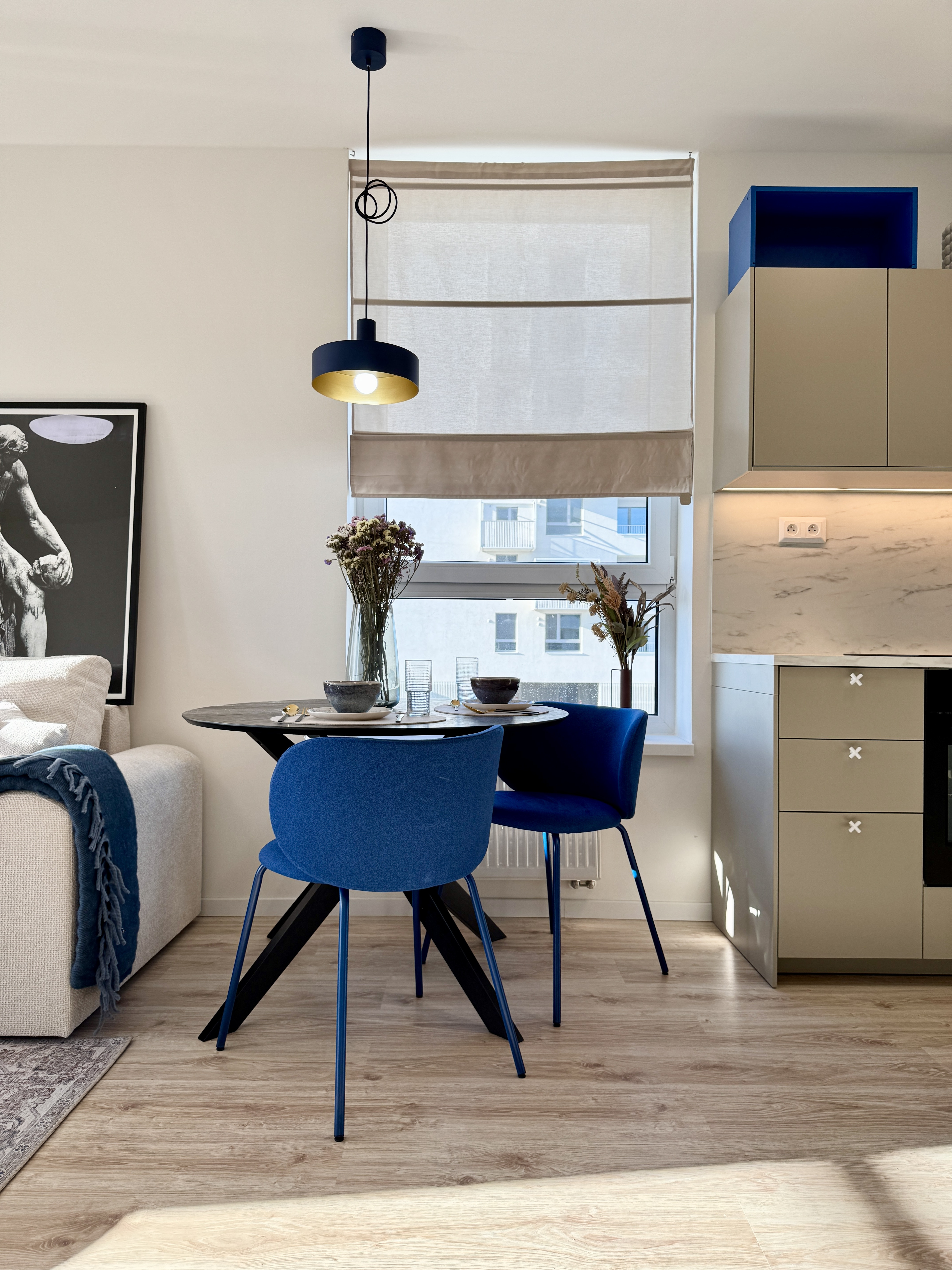 PREDAJ dizajnový 2-izbový byt s dvoma balkónmi a garážou v Slnečniciach POP – moderné bývanie s eleganciou