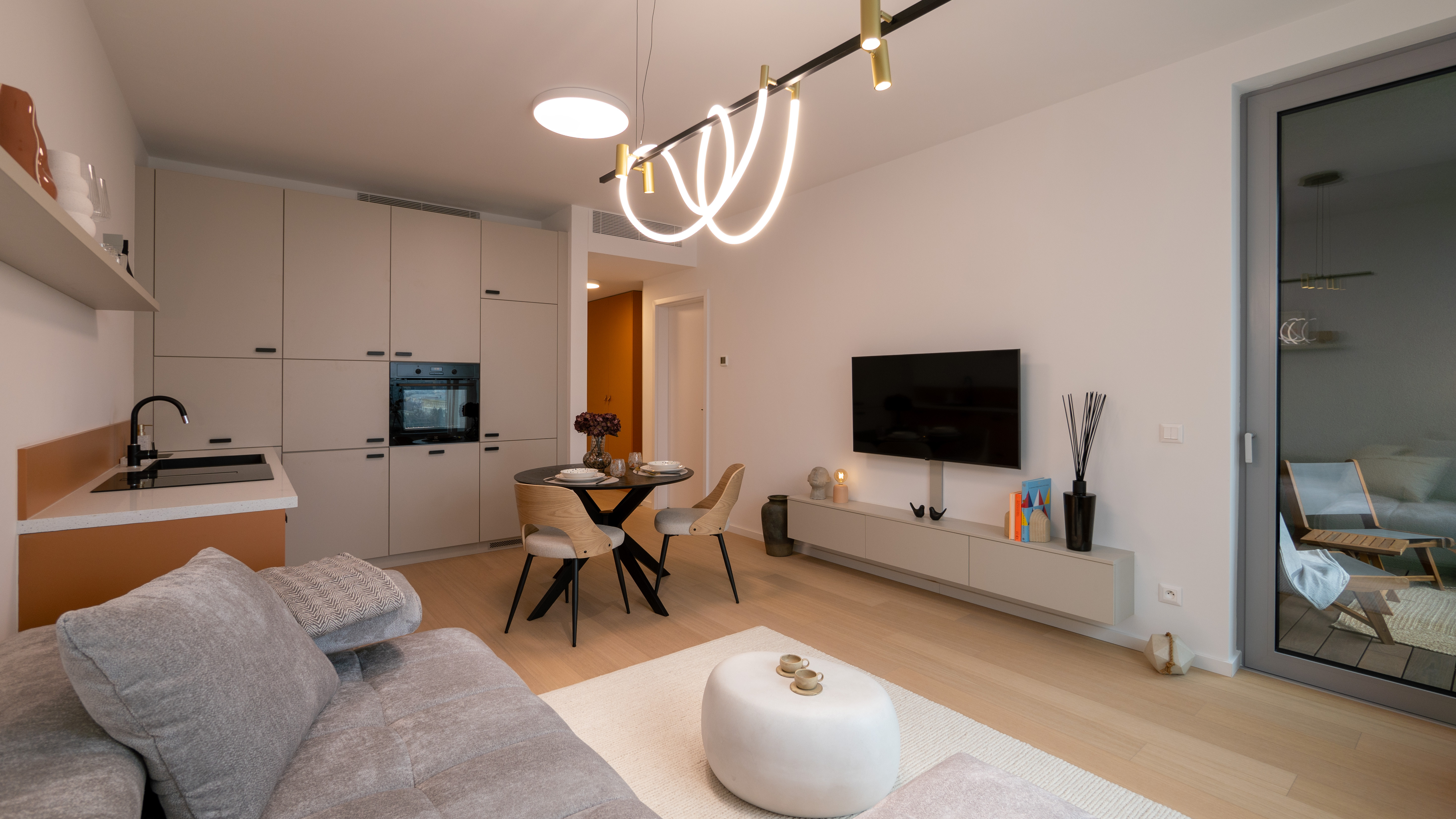 Na PREDAJ unikátny dizajnový 2 izbový byt s loggiou a garážovým státím na 10. posch. v ikonickom SKY PARKu (veža 4)