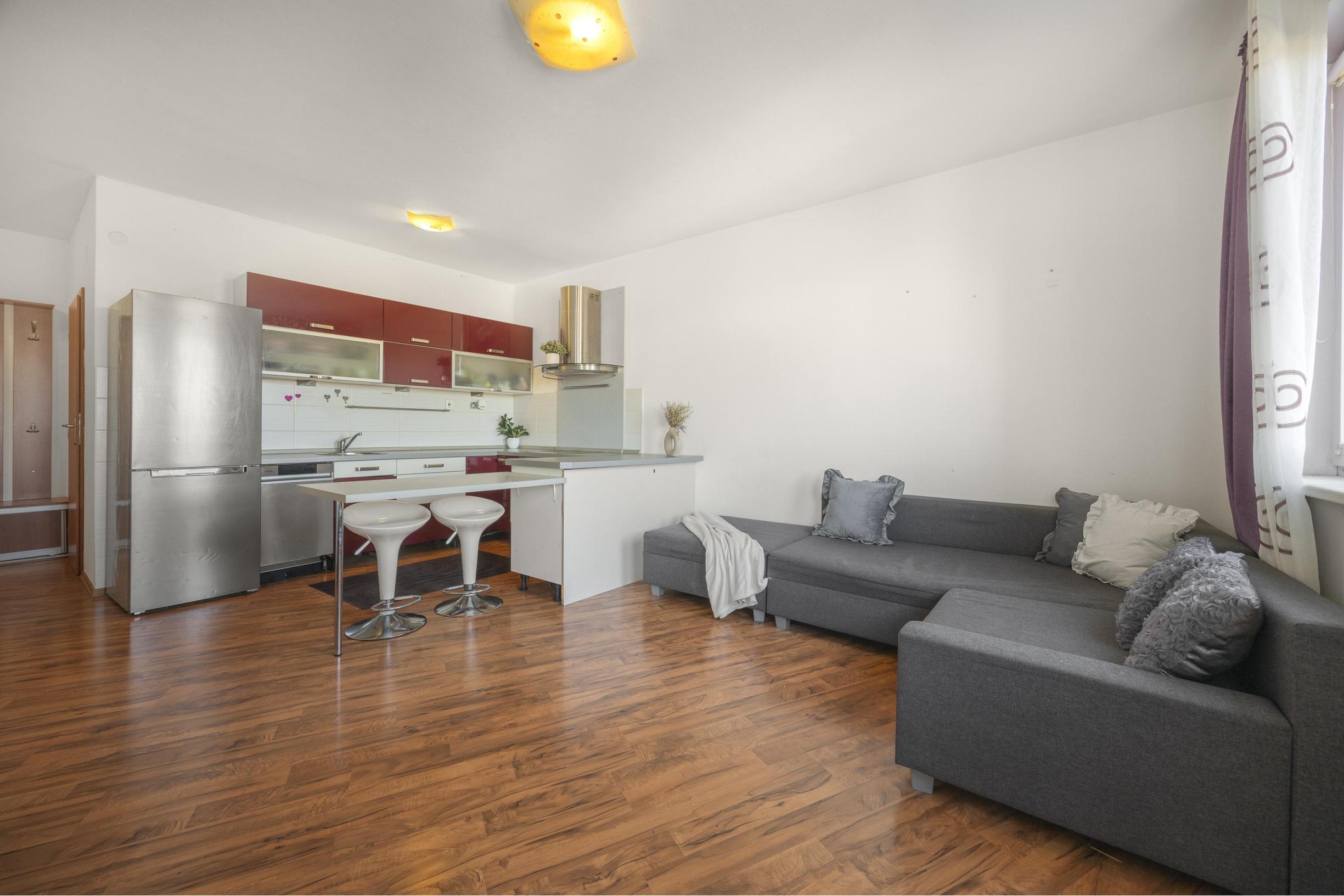 REZERVOVANÉ Na predaj 2-izbový byt s dvoma parkovacími miestami na Zemplínskej ulici v Senci