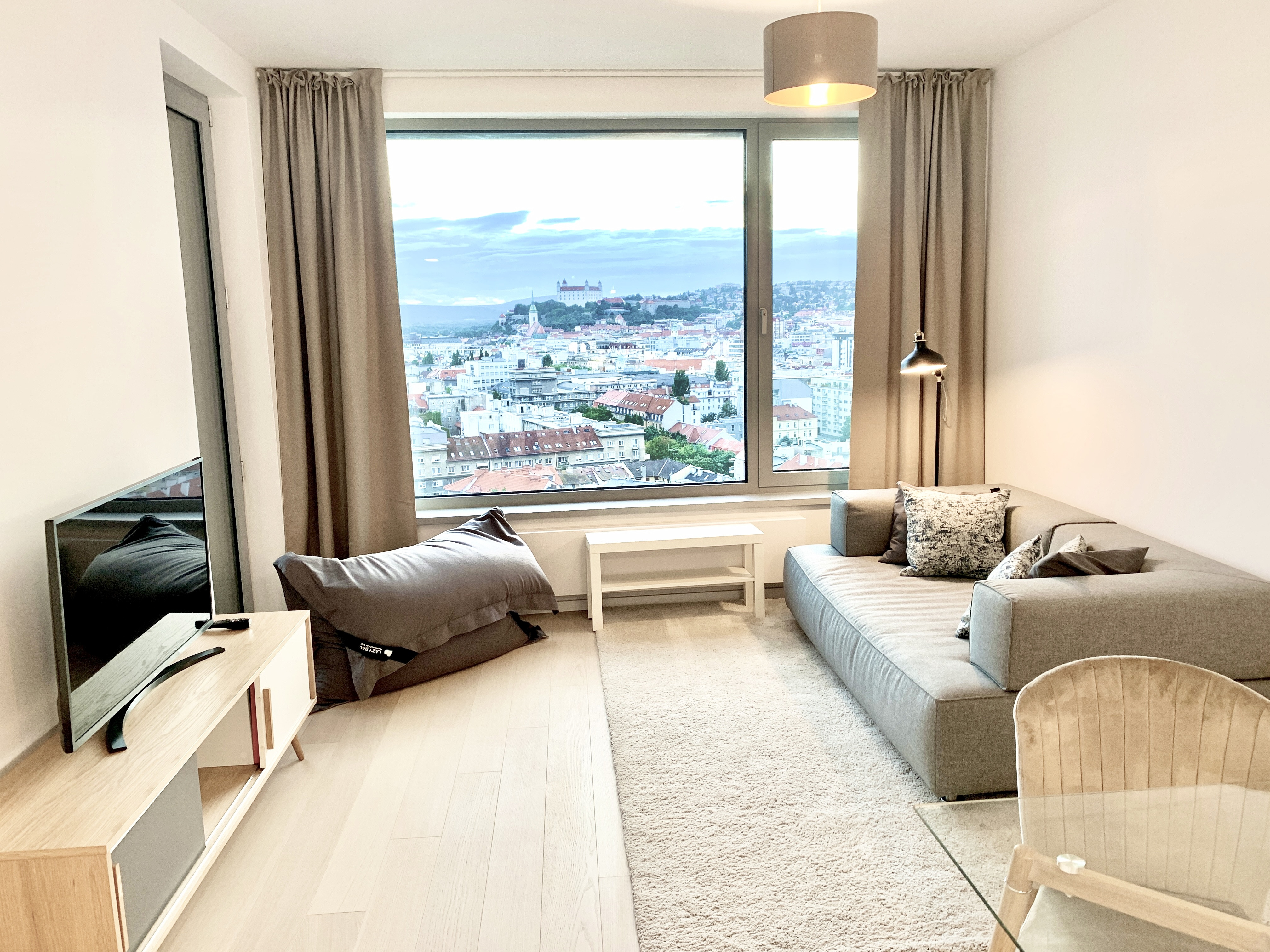 Na prenájom 2 izbový byt v projekte SKY PARK s loggiou, s pivnicou a parkovacím miestom