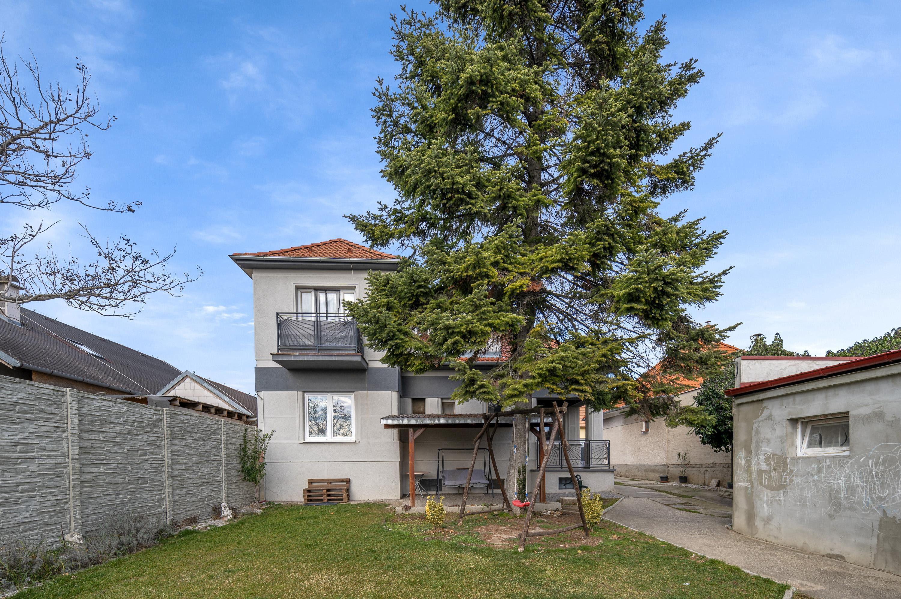 ZNÍŽENÁ CENA!!! SENEC – NA PREDAJ 2 samostatne stojace rodinné domy + podnikateľský priestor na 9,8 à pozemku