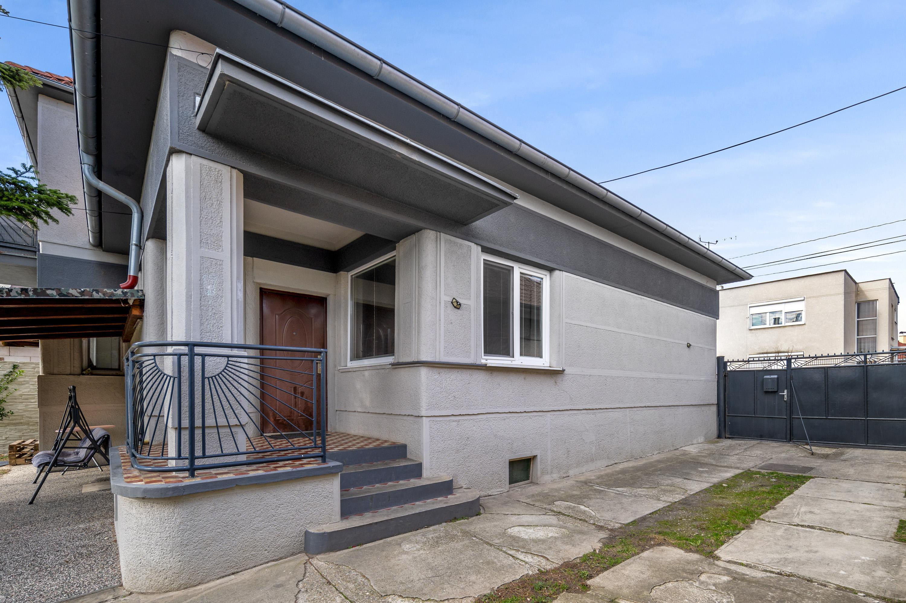 ZNÍŽENÁ CENA!!! SENEC – NA PREDAJ 2 samostatne stojace rodinné domy + podnikateľský priestor na 9,8 à pozemku