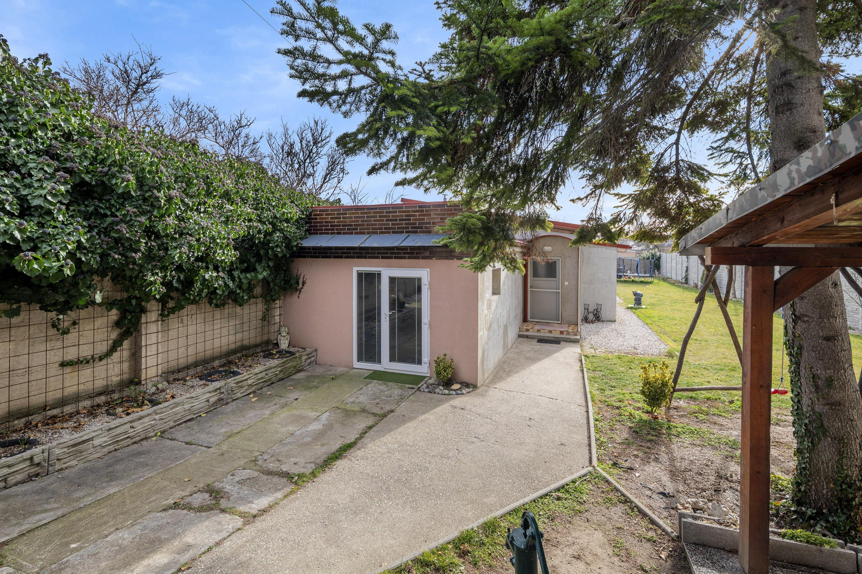 ZNÍŽENÁ CENA!!! SENEC – NA PREDAJ 2 samostatne stojace rodinné domy + podnikateľský priestor na 9,8 à pozemku