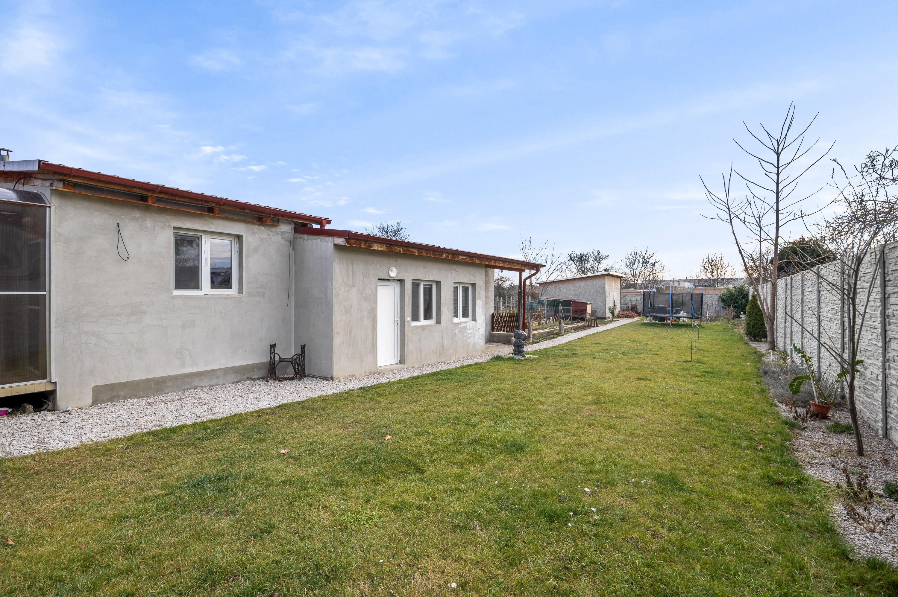 ZNÍŽENÁ CENA!!! SENEC – NA PREDAJ 2 samostatne stojace rodinné domy + podnikateľský priestor na 9,8 à pozemku