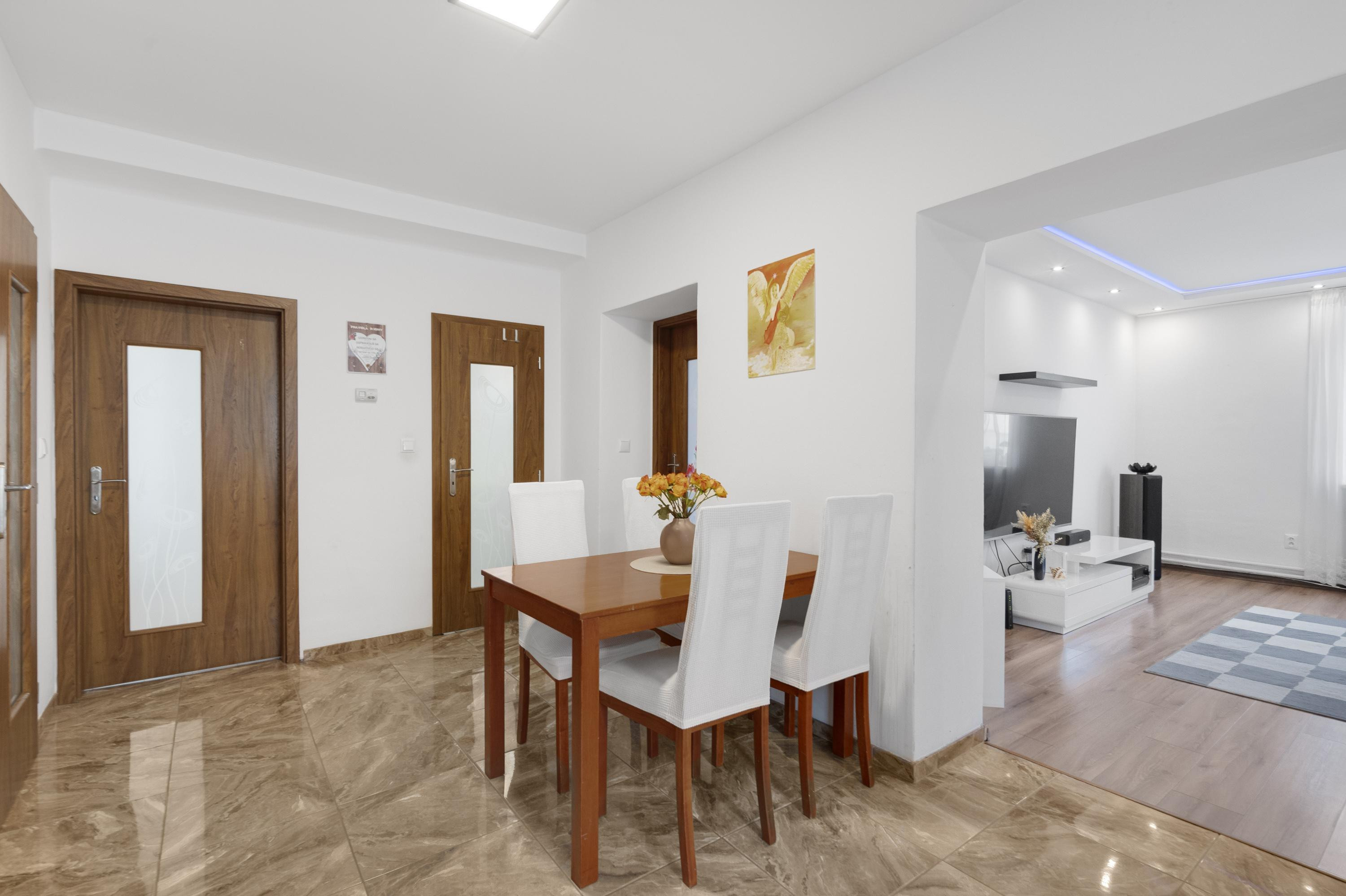 ZNÍŽENÁ CENA!!! SENEC – NA PREDAJ 2 samostatne stojace rodinné domy + podnikateľský priestor na 9,8 à pozemku