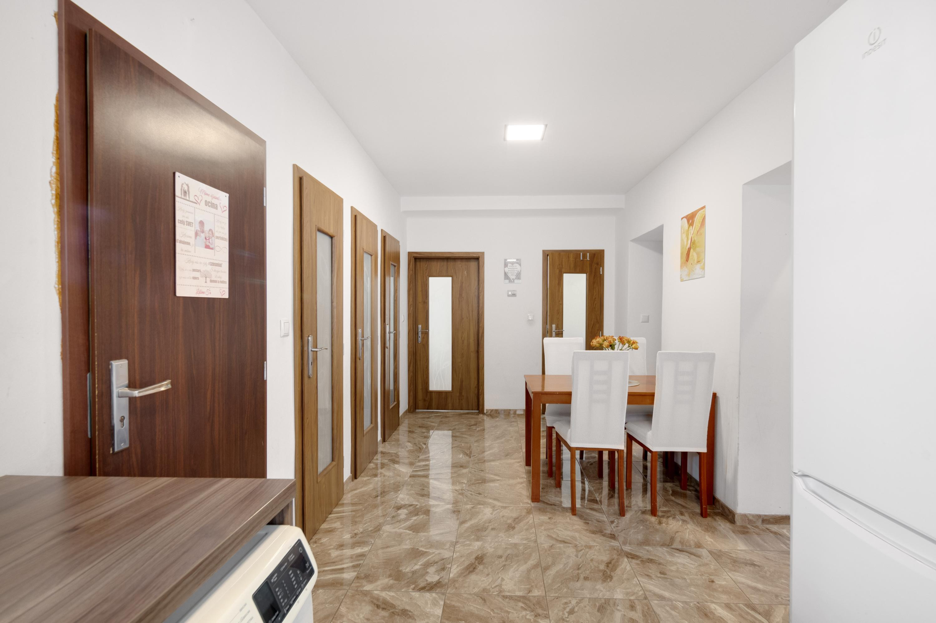 ZNÍŽENÁ CENA!!! SENEC – NA PREDAJ 2 samostatne stojace rodinné domy + podnikateľský priestor na 9,8 à pozemku