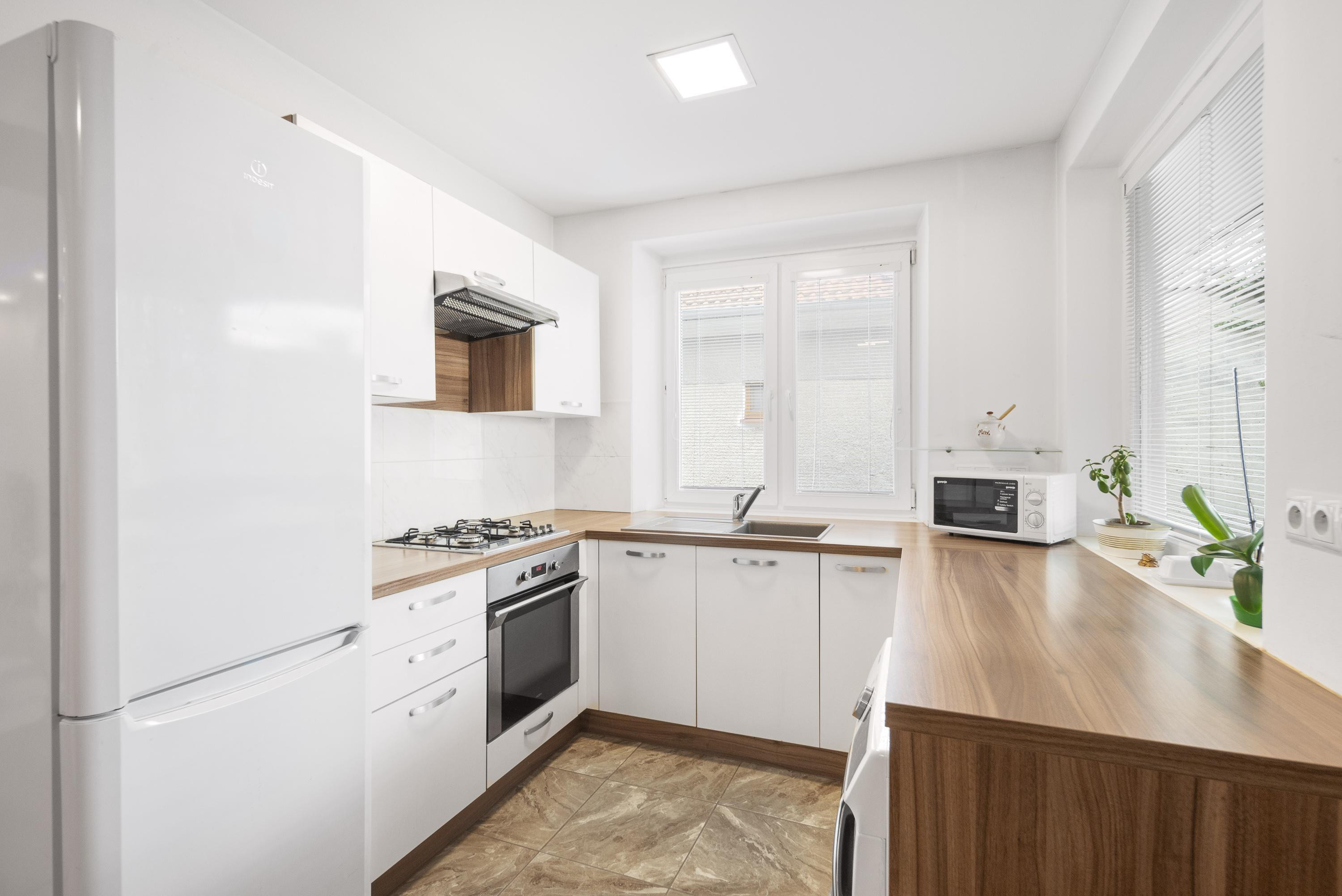 ZNÍŽENÁ CENA!!! SENEC – NA PREDAJ 2 samostatne stojace rodinné domy + podnikateľský priestor na 9,8 à pozemku