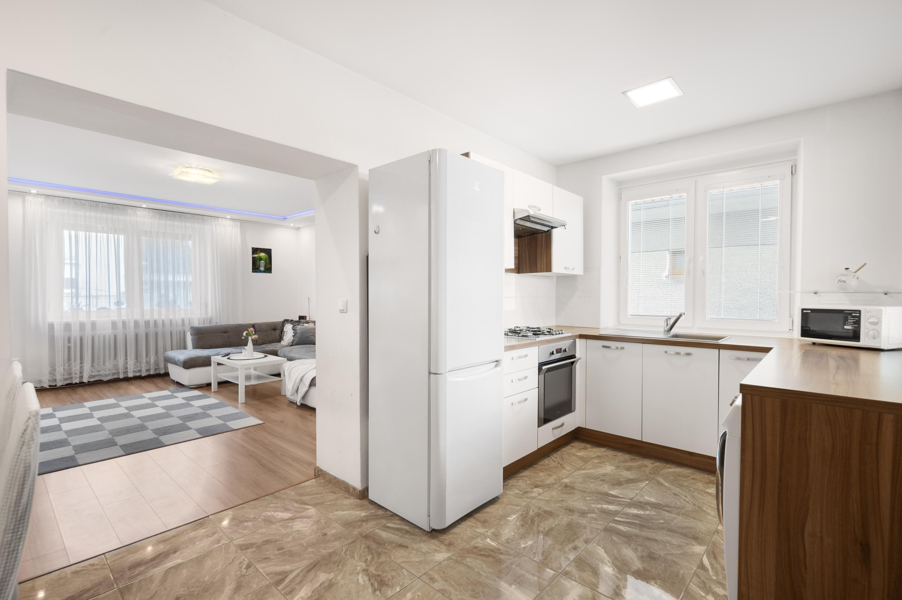 ZNÍŽENÁ CENA!!! SENEC – NA PREDAJ 2 samostatne stojace rodinné domy + podnikateľský priestor na 9,8 à pozemku