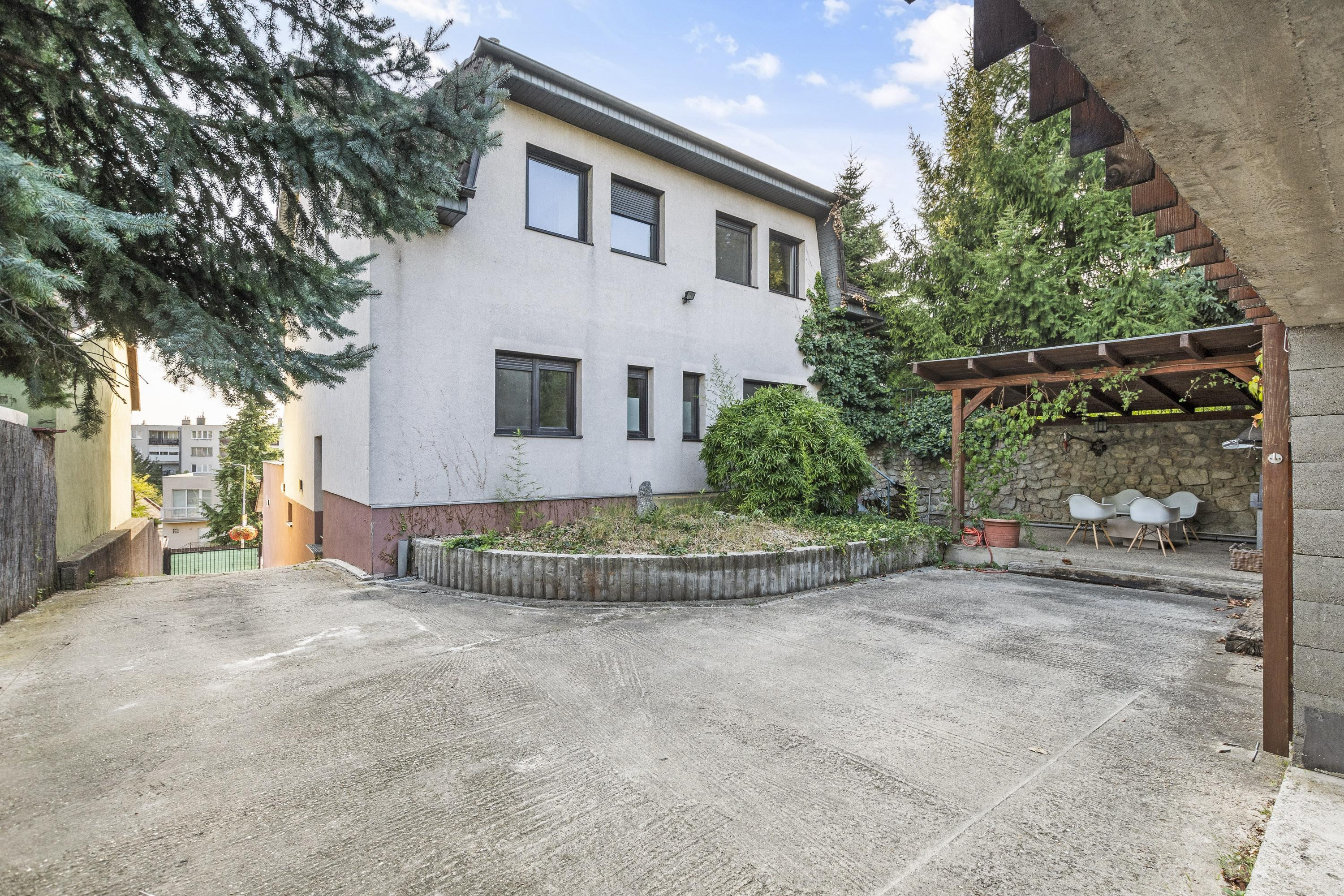 ZNÍŽENÁ CENA!!! SENEC – NA PREDAJ atraktívny, viacgeneračný 6 izbový rodinný dom s priestranným podnikateľským priestorom – polyfunkcia, v lukratívnej a vyhľadávanej časti mesta.