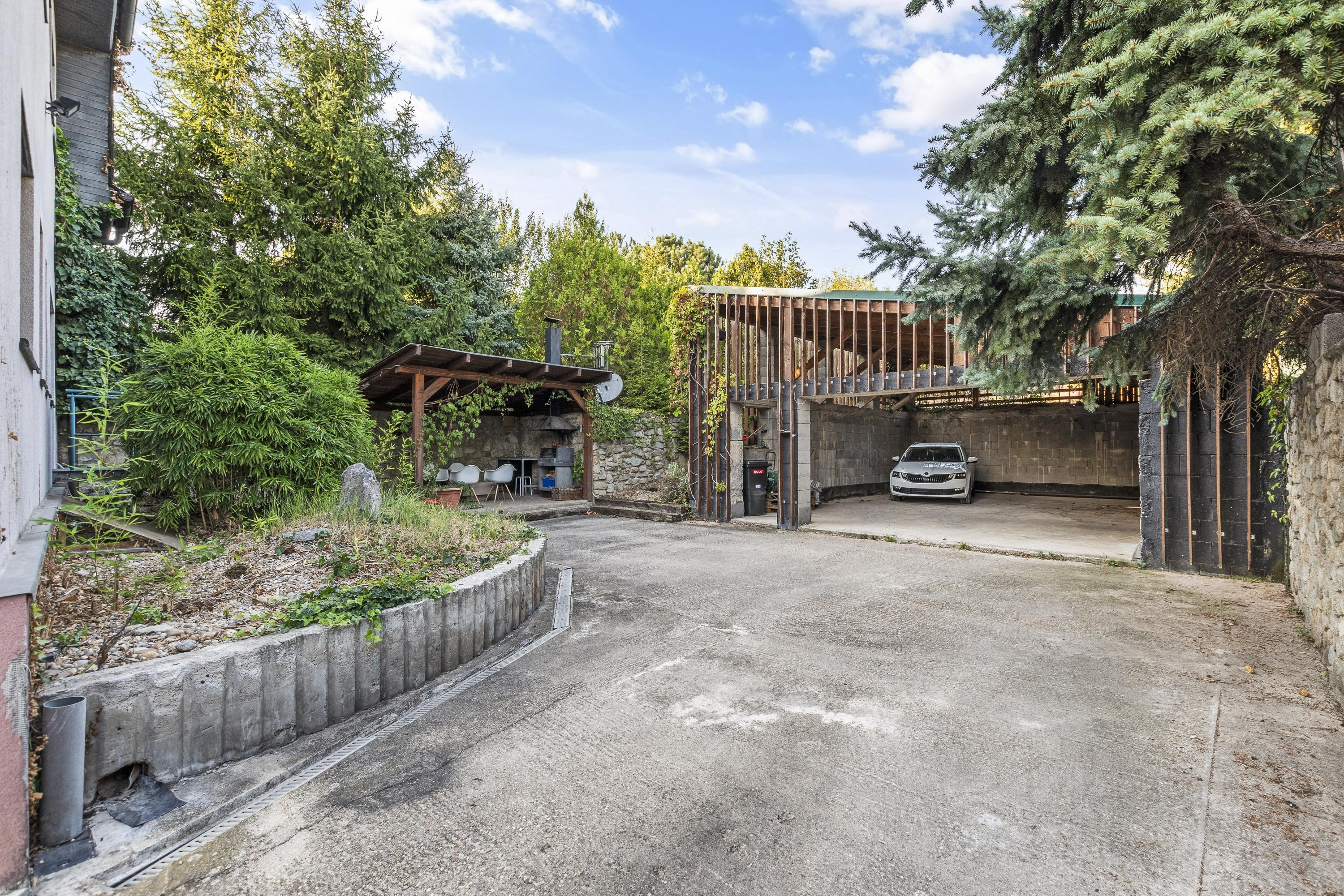 ZNÍŽENÁ CENA!!! SENEC – NA PREDAJ atraktívny, viacgeneračný 6 izbový rodinný dom s priestranným podnikateľským priestorom – polyfunkcia, v lukratívnej a vyhľadávanej časti mesta.