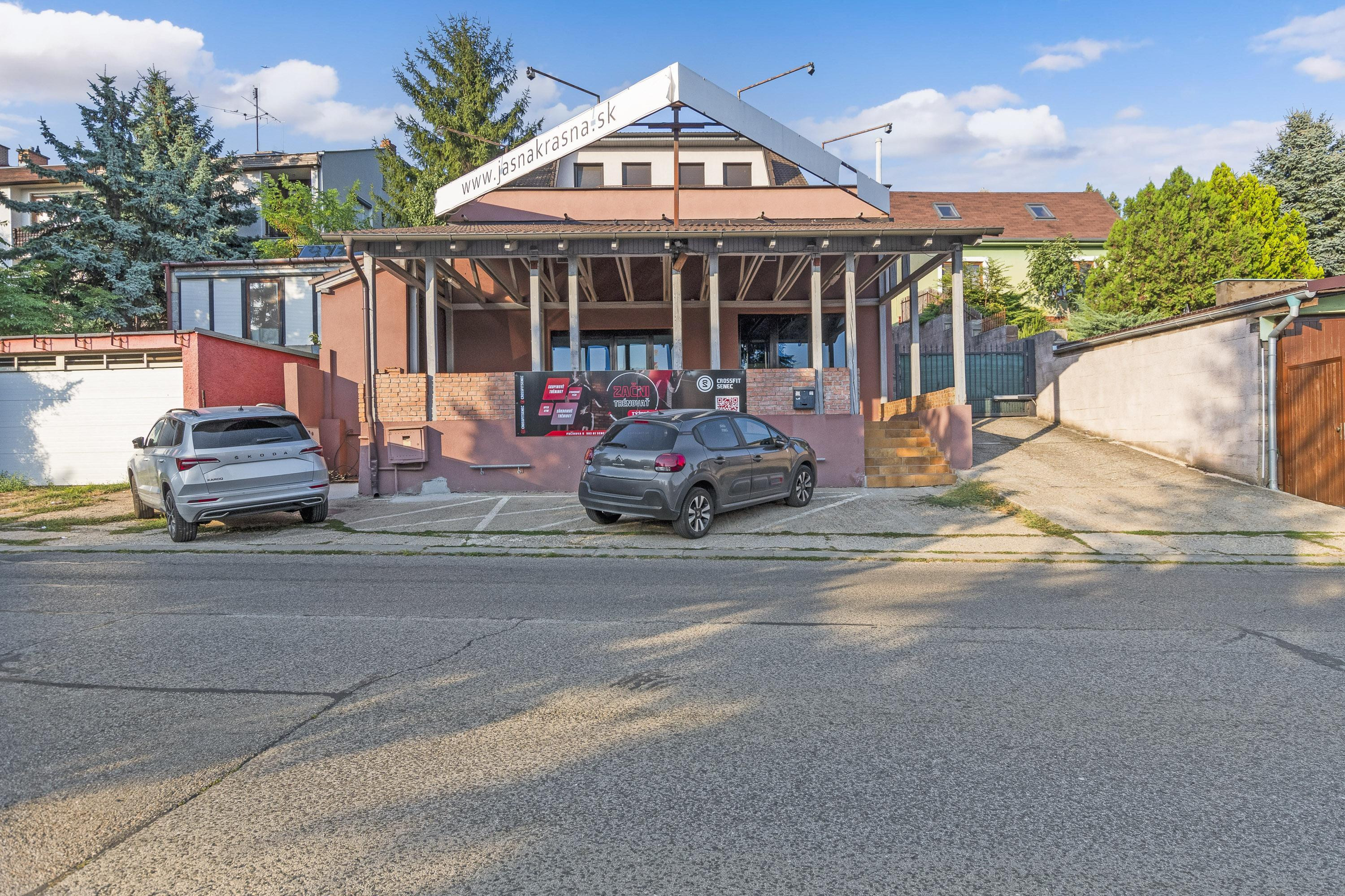 ZNÍŽENÁ CENA!!! SENEC – NA PREDAJ atraktívny, viacgeneračný 6 izbový rodinný dom s priestranným podnikateľským priestorom – polyfunkcia, v lukratívnej a vyhľadávanej časti mesta.