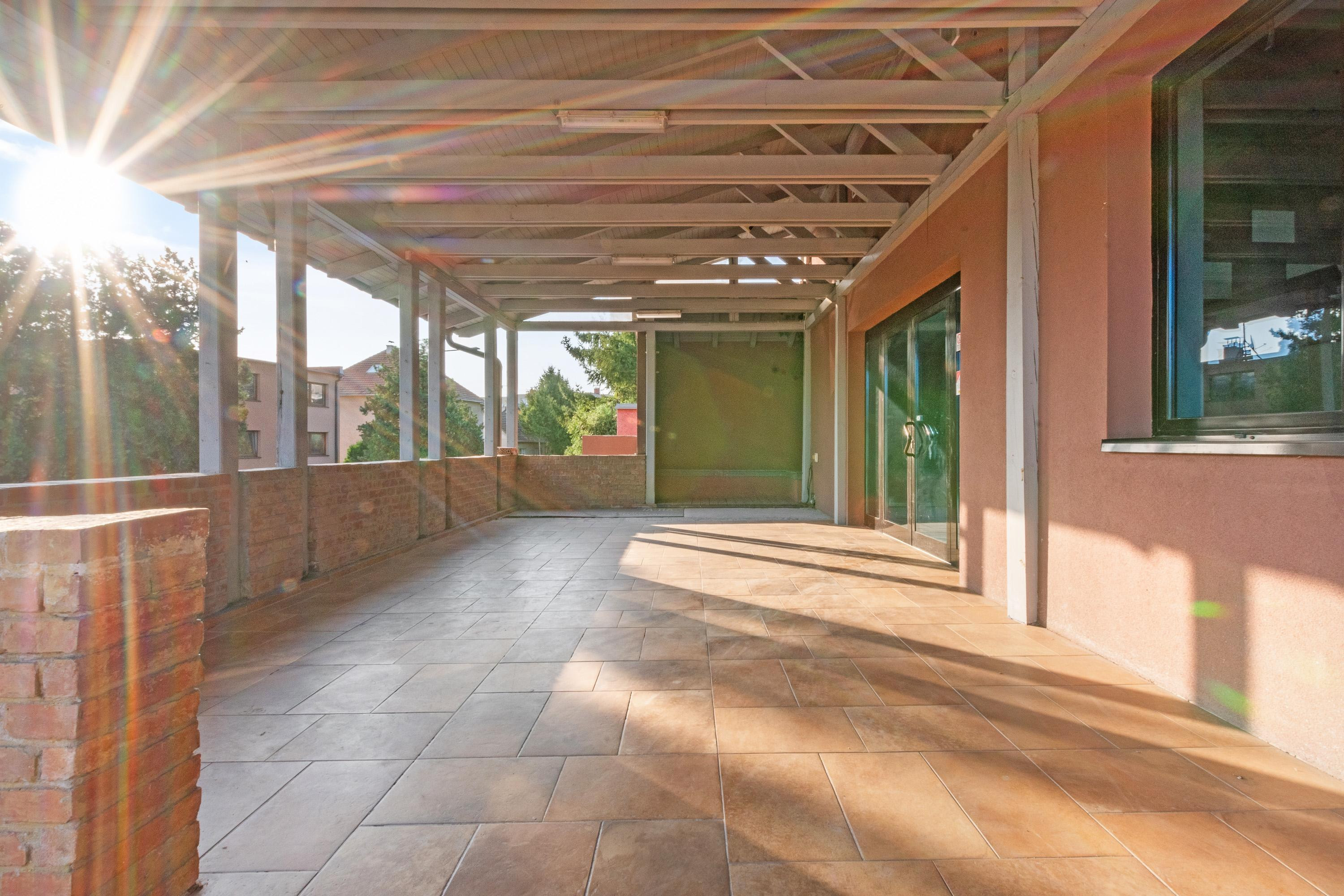 ZNÍŽENÁ CENA!!! SENEC – NA PREDAJ atraktívny, viacgeneračný 6 izbový rodinný dom s priestranným podnikateľským priestorom – polyfunkcia, v lukratívnej a vyhľadávanej časti mesta.