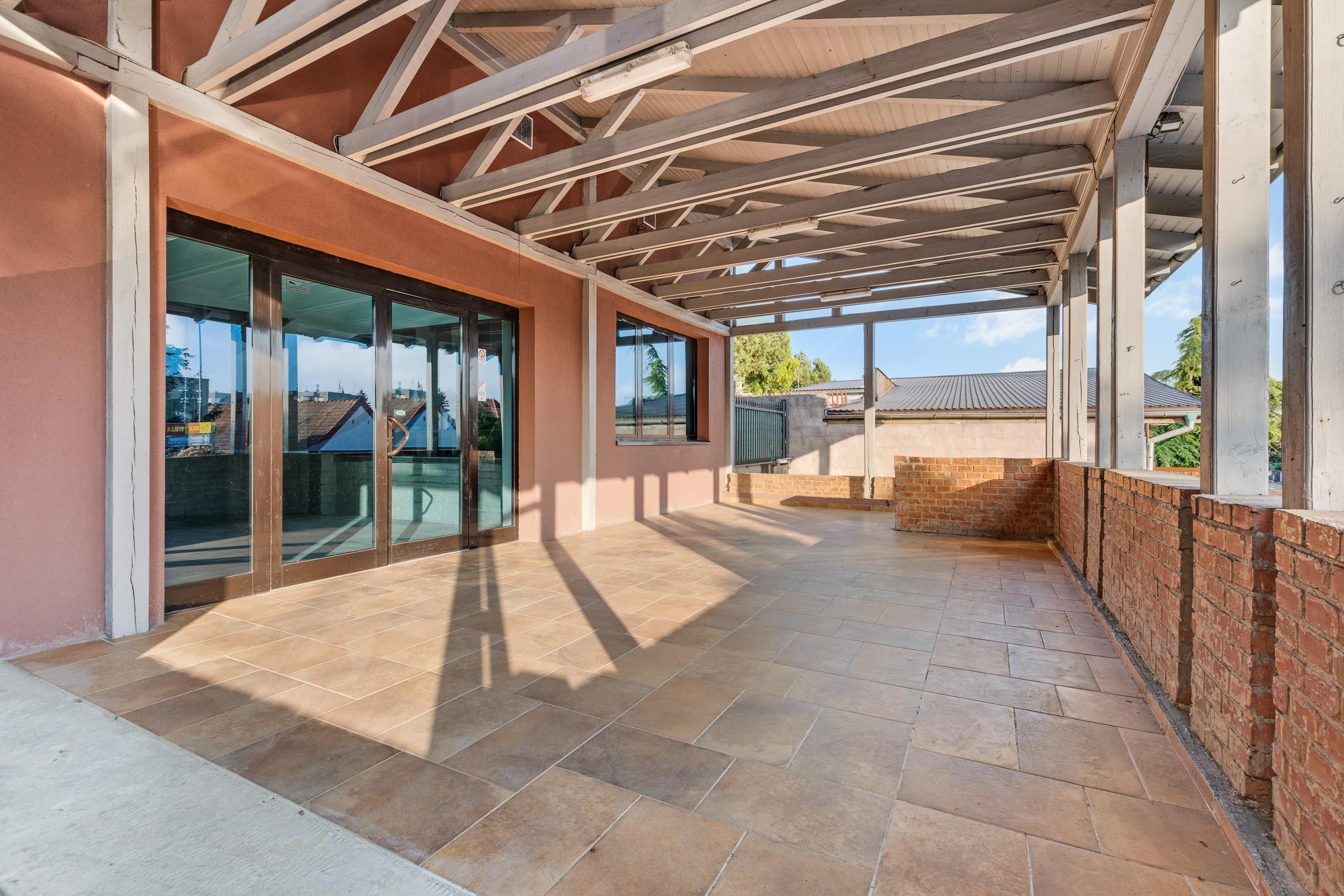 ZNÍŽENÁ CENA!!! SENEC – NA PREDAJ atraktívny, viacgeneračný 6 izbový rodinný dom s priestranným podnikateľským priestorom – polyfunkcia, v lukratívnej a vyhľadávanej časti mesta.