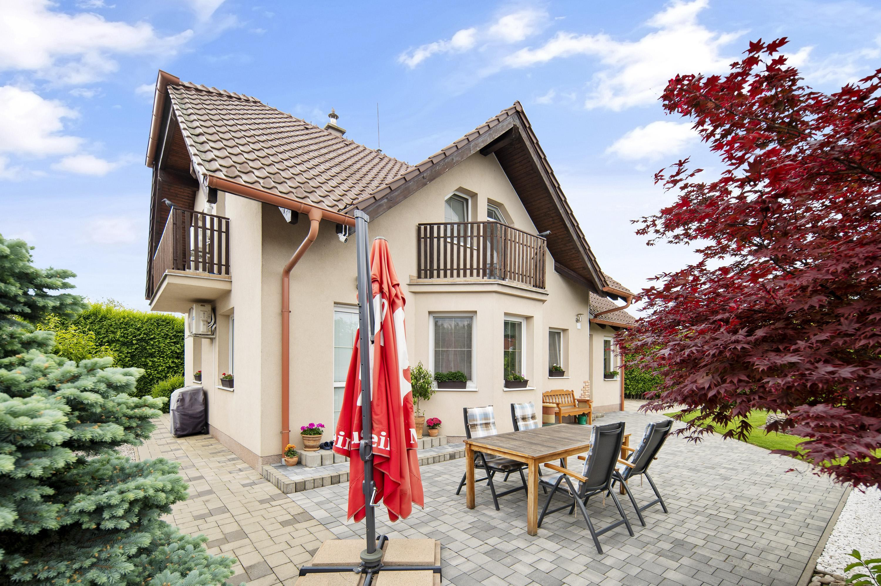 Priestranný  5-izbový rodinný dom s garážou a krásnym pozemkom na predaj, Senec