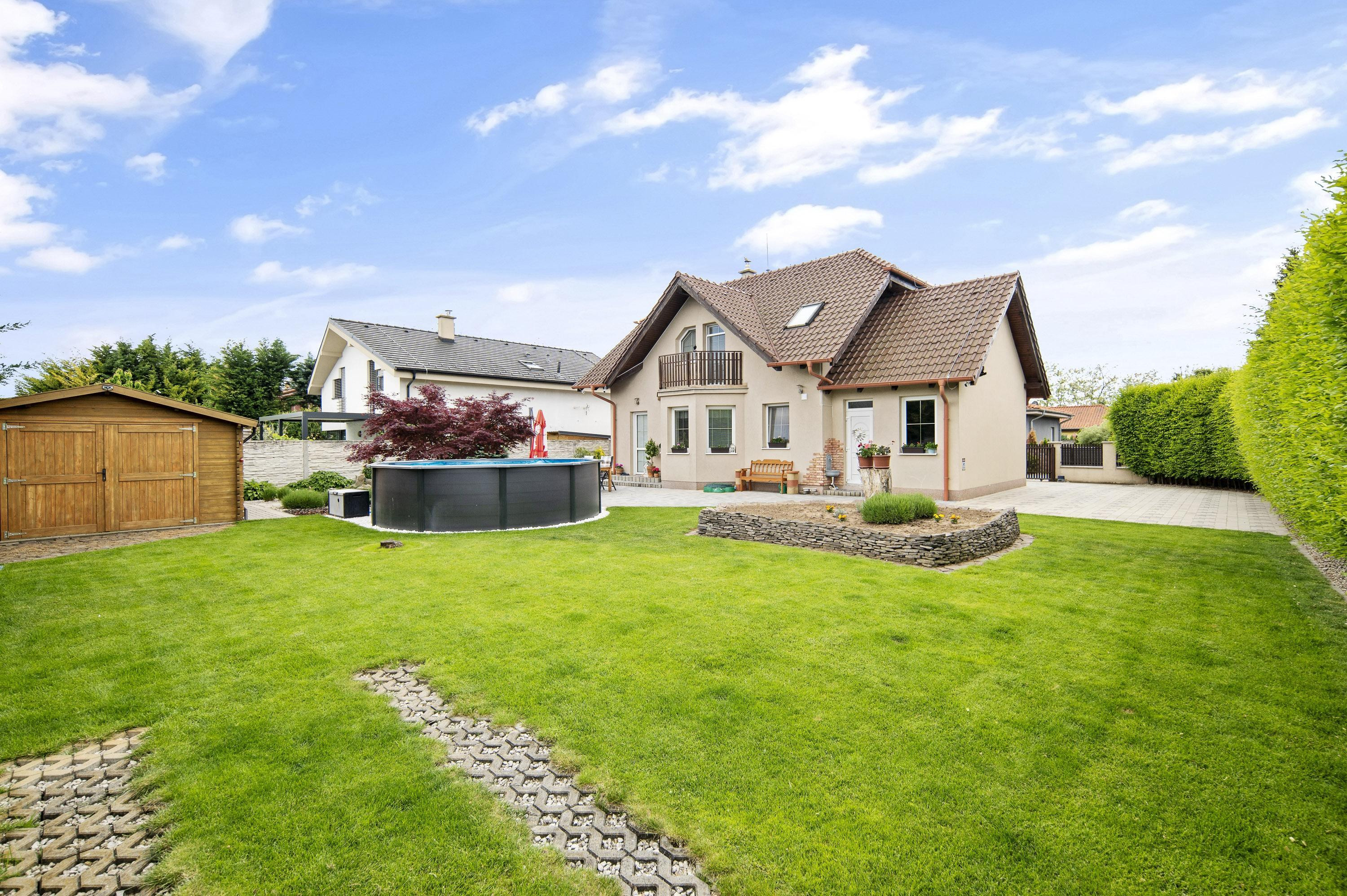 Priestranný  5-izbový rodinný dom s garážou a krásnym pozemkom na predaj, Senec