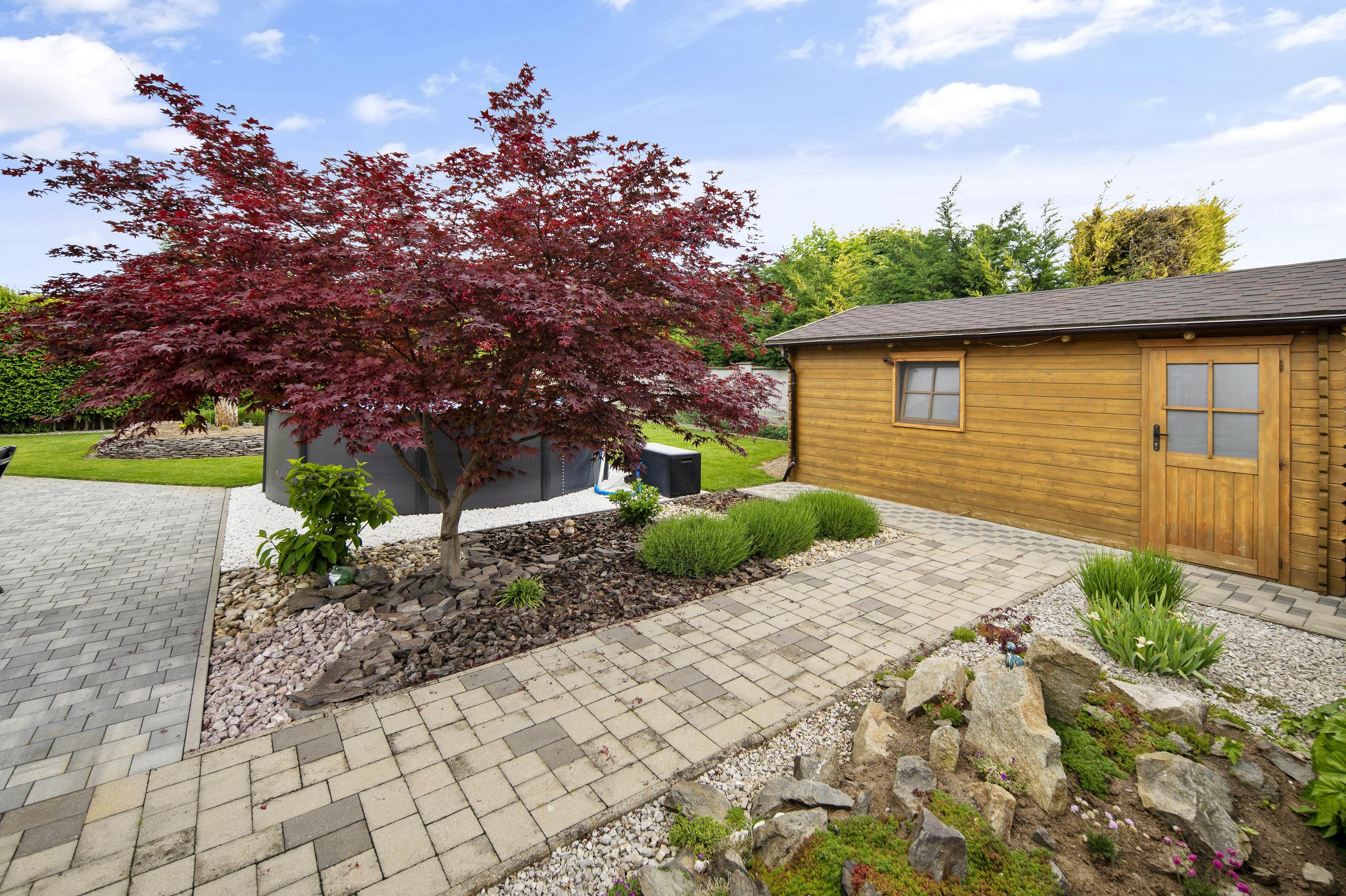 Priestranný  5-izbový rodinný dom s garážou a krásnym pozemkom na predaj, Senec