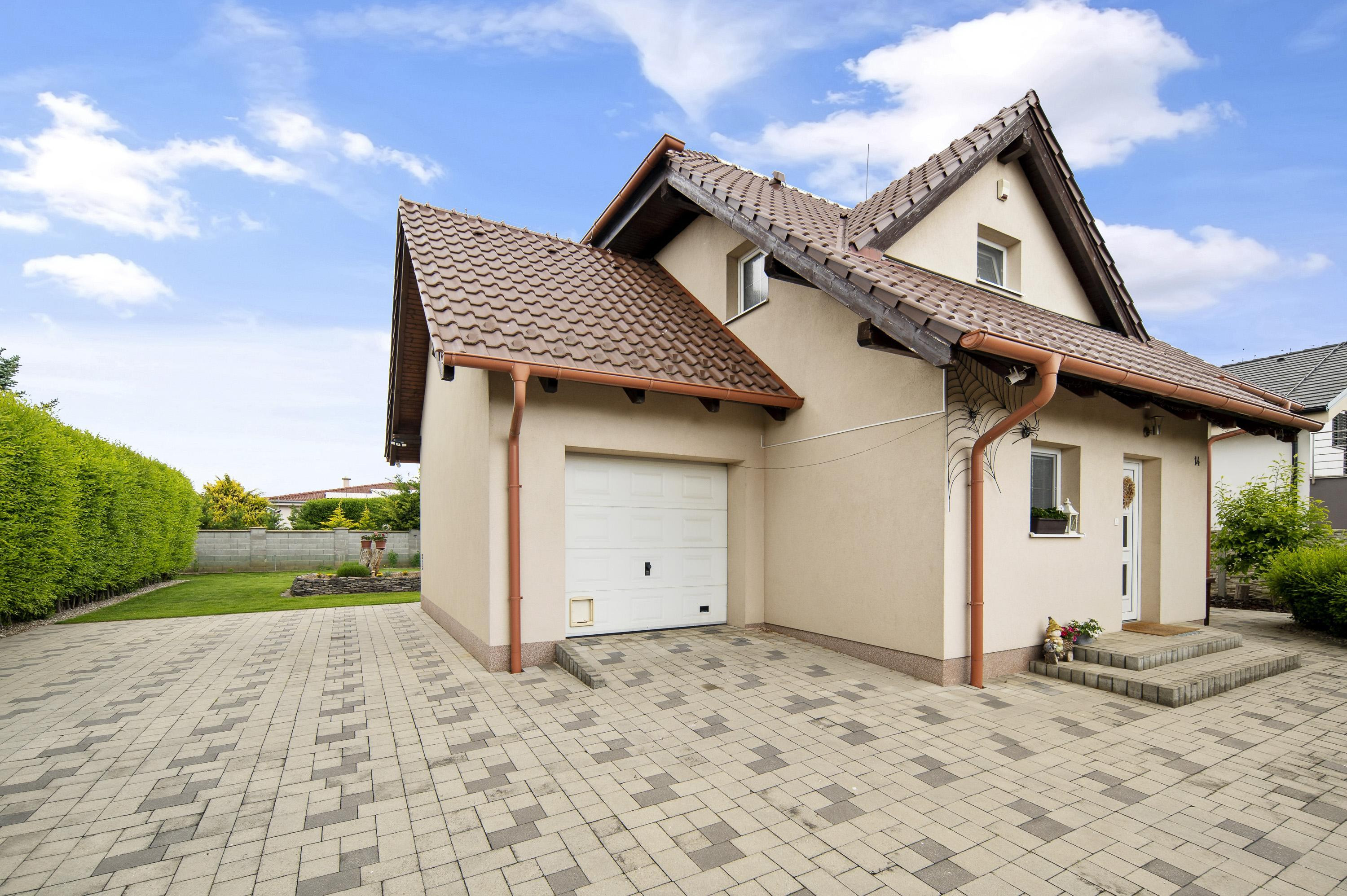 Priestranný  5-izbový rodinný dom s garážou a krásnym pozemkom na predaj, Senec