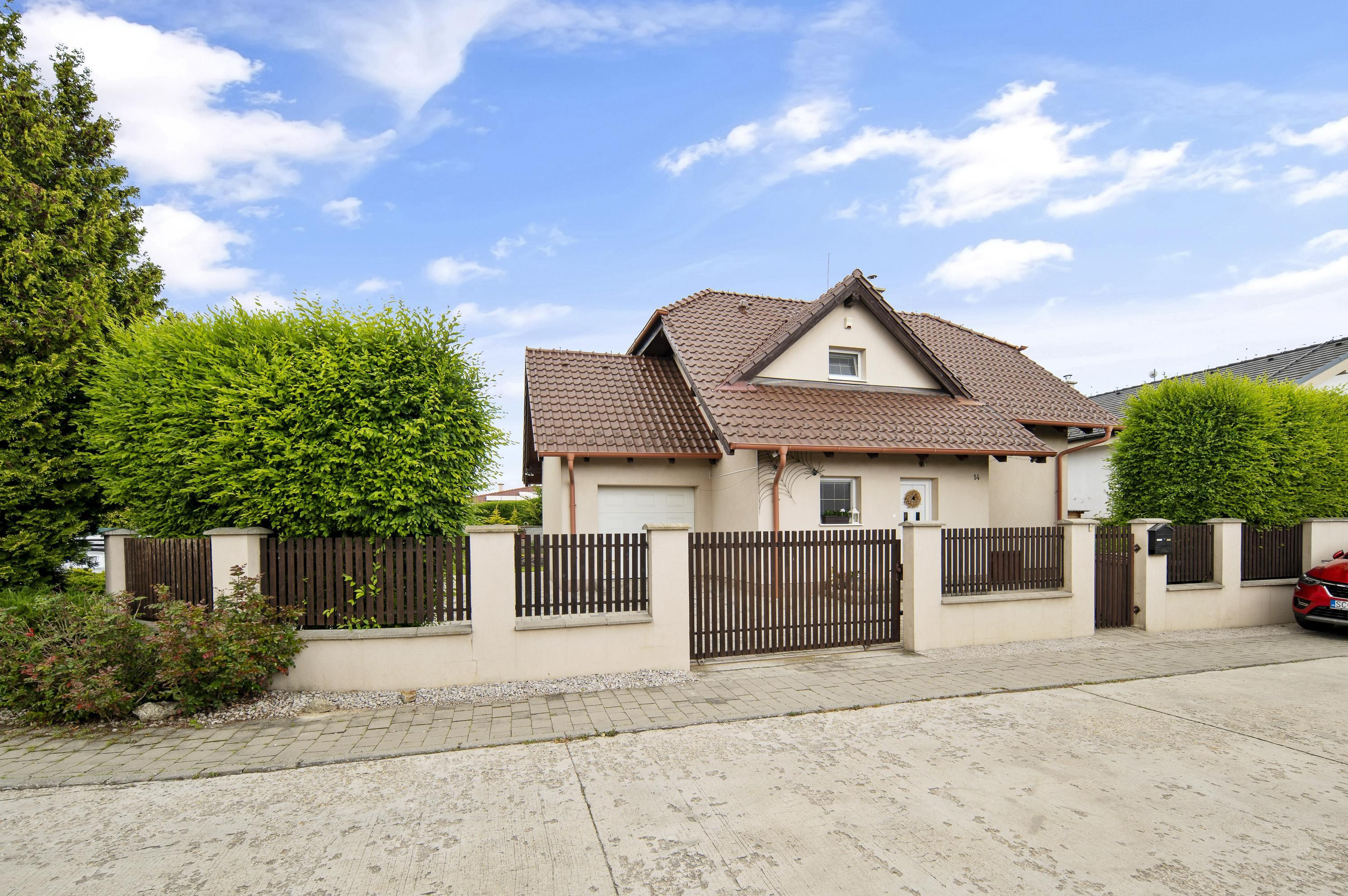 Priestranný  5-izbový rodinný dom s garážou a krásnym pozemkom na predaj, Senec