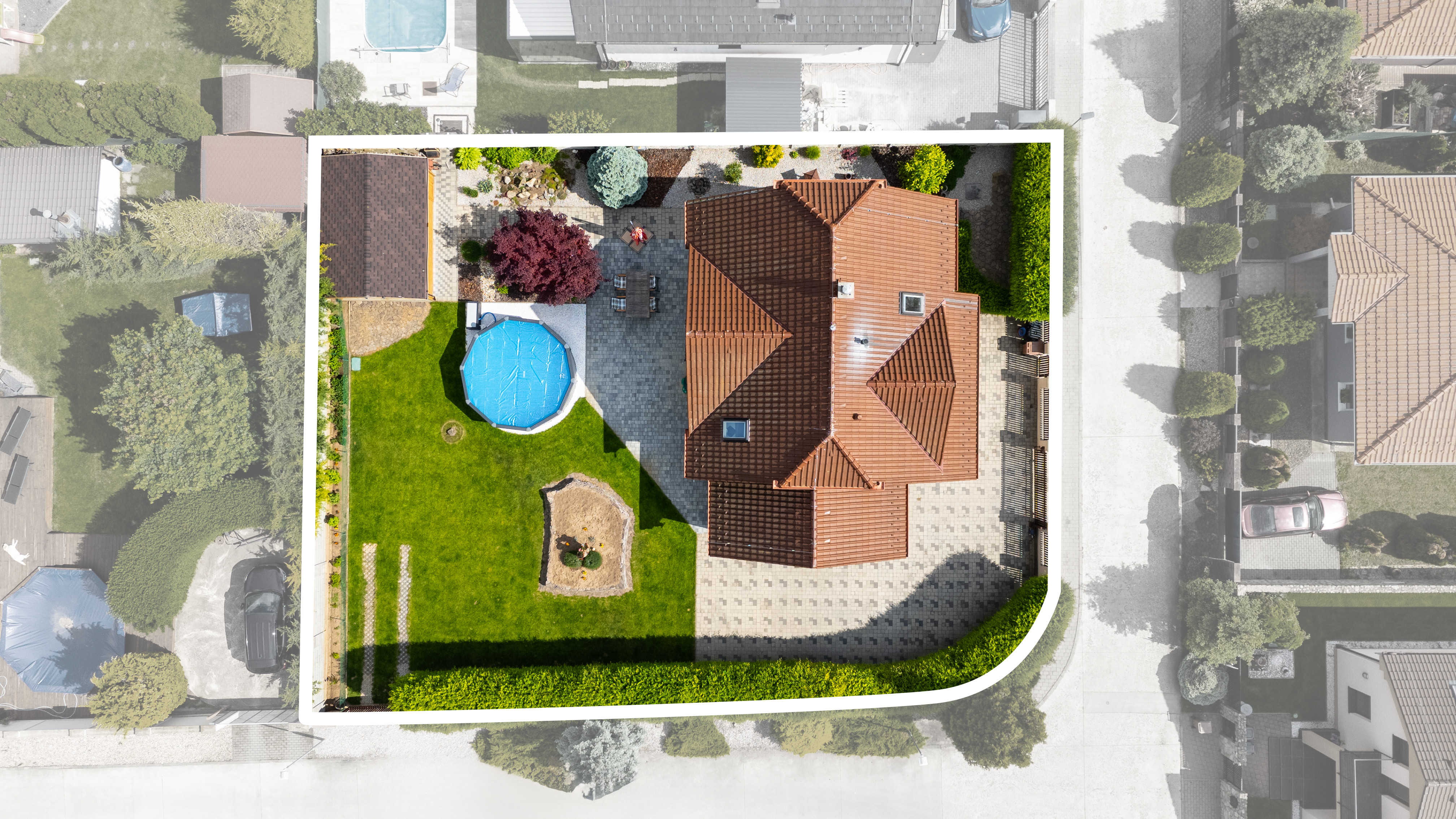 Priestranný  5-izbový rodinný dom s garážou a krásnym pozemkom na predaj, Senec