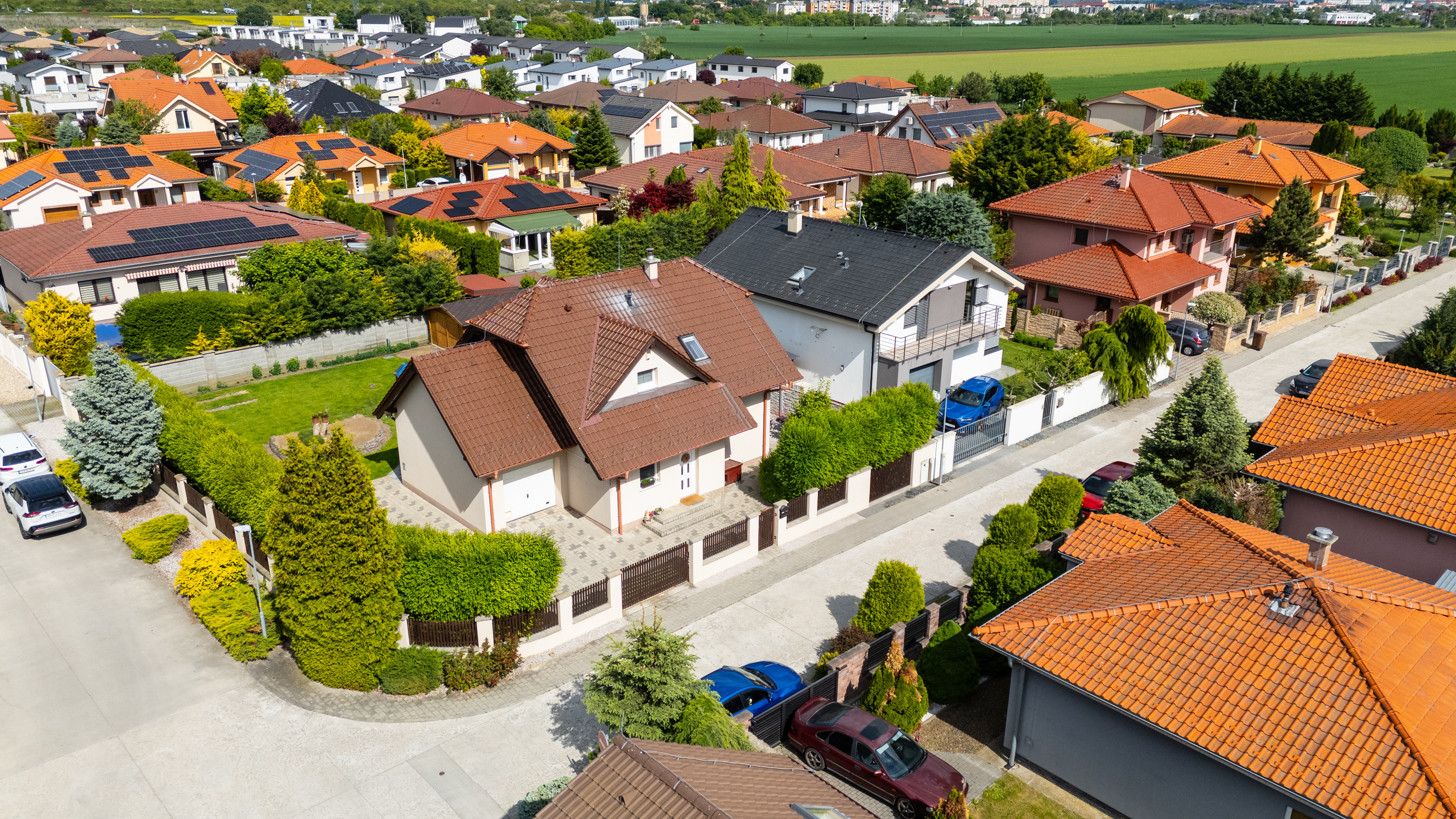 Priestranný  5-izbový rodinný dom s garážou a krásnym pozemkom na predaj, Senec