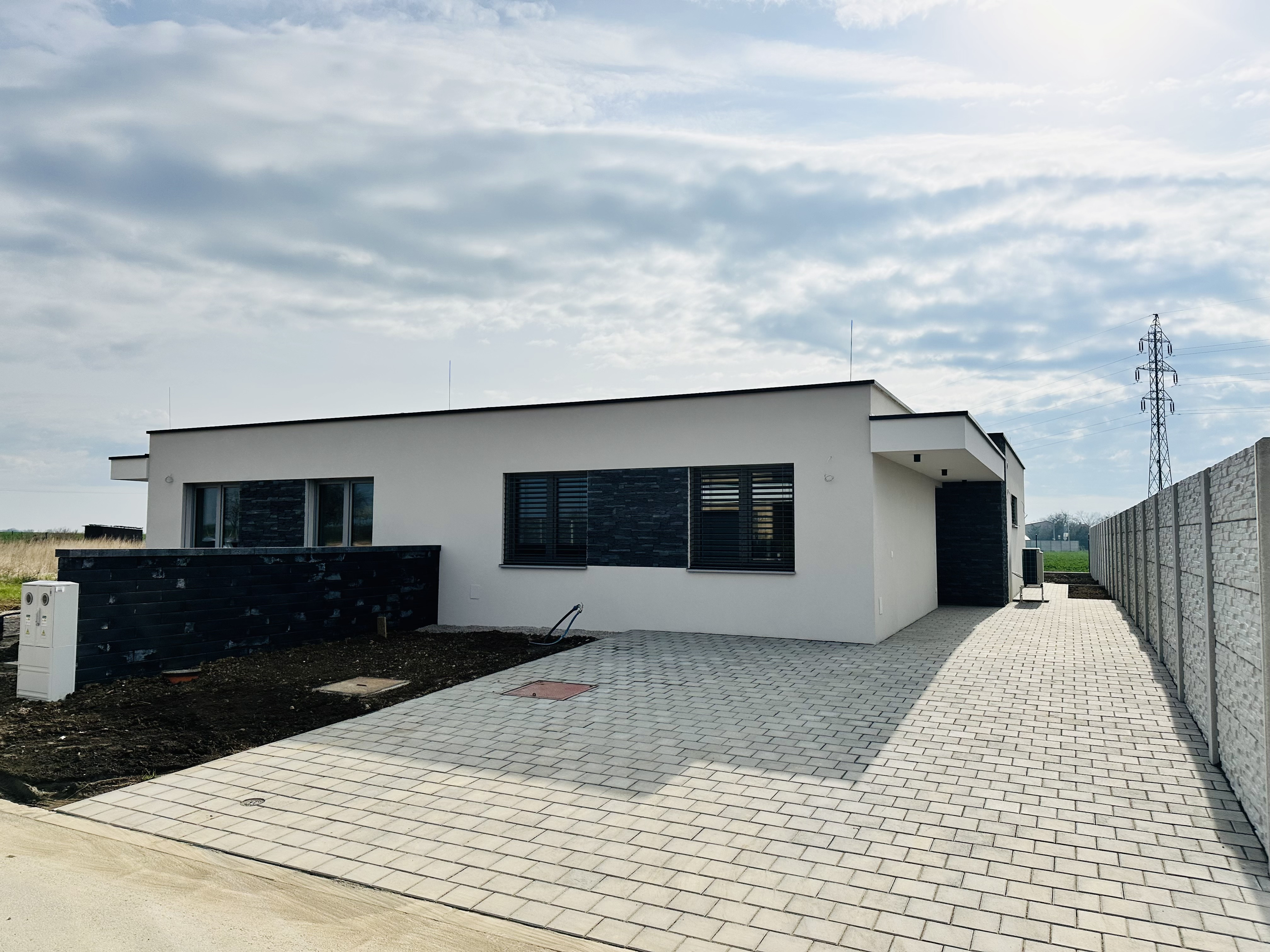 REZERVOVANÉ - Na predaj moderný 4-izbový rodinný dom s tepelným čerpadlom v obci Jablonec