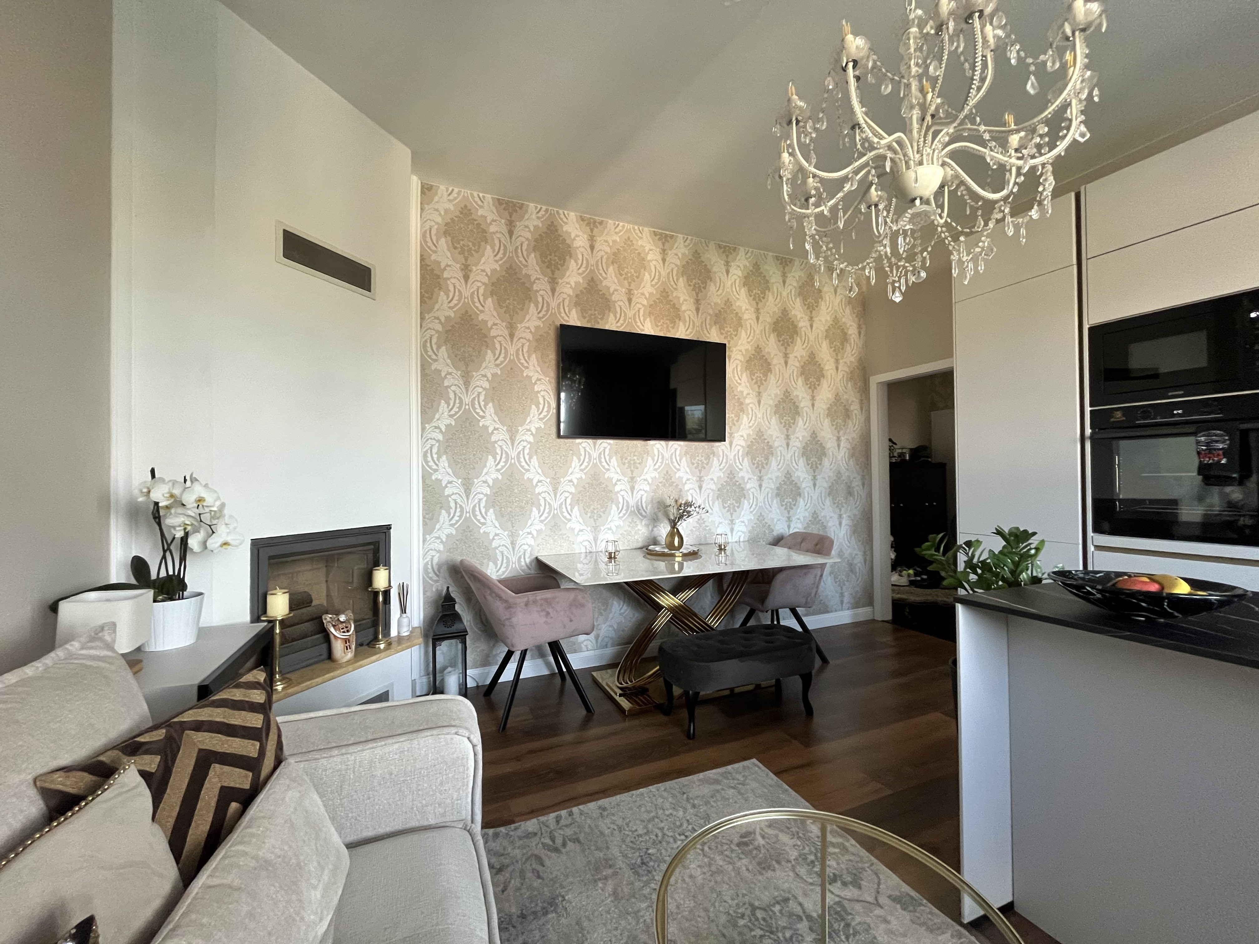 ,, Rezervované " Wealth Group | Ponúka luxusný a nadštandardne zrekonštruovaný 3-izbový byt v glamour štýle s výhľadom na Trenčiansky hrad