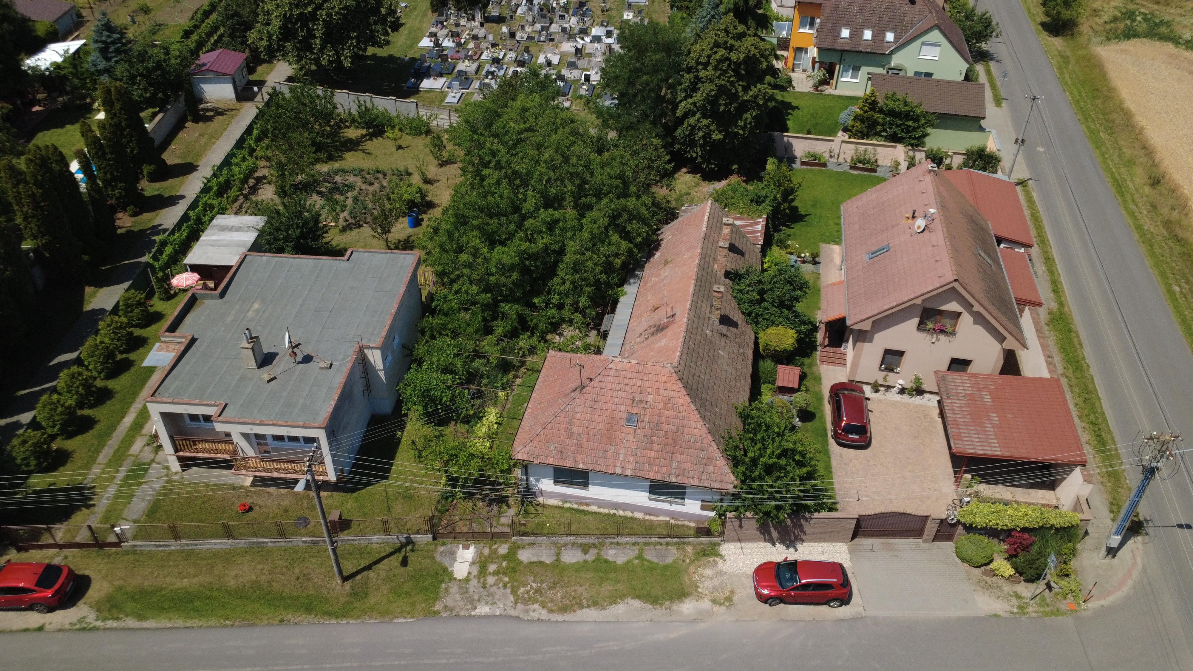 NA PREDAJ: Slnečný pozemok 918 m² v Kráľovej pri Senci so starším rodinným domom