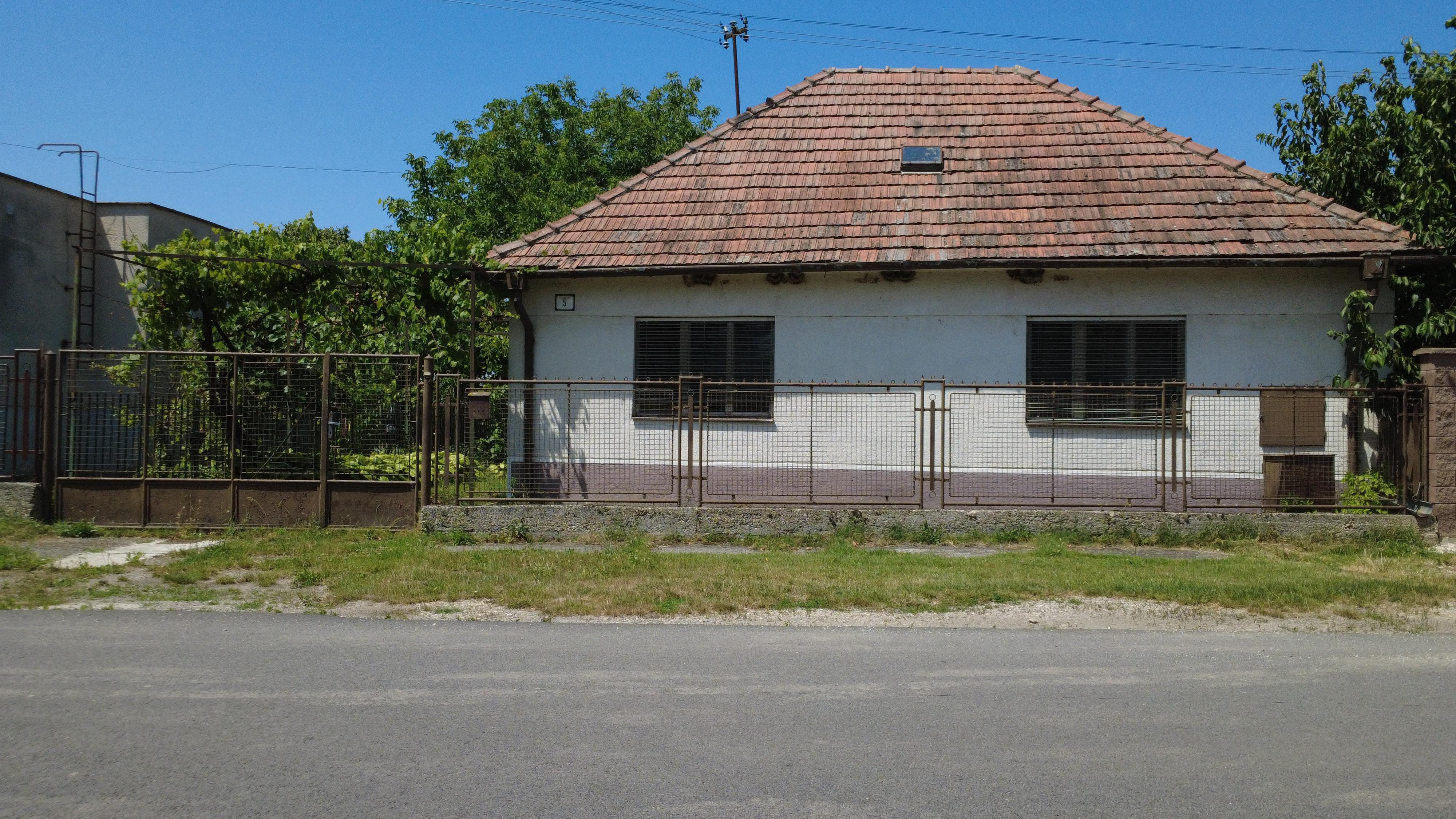 NA PREDAJ: Slnečný pozemok 918 m² v Kráľovej pri Senci so starším rodinným domom