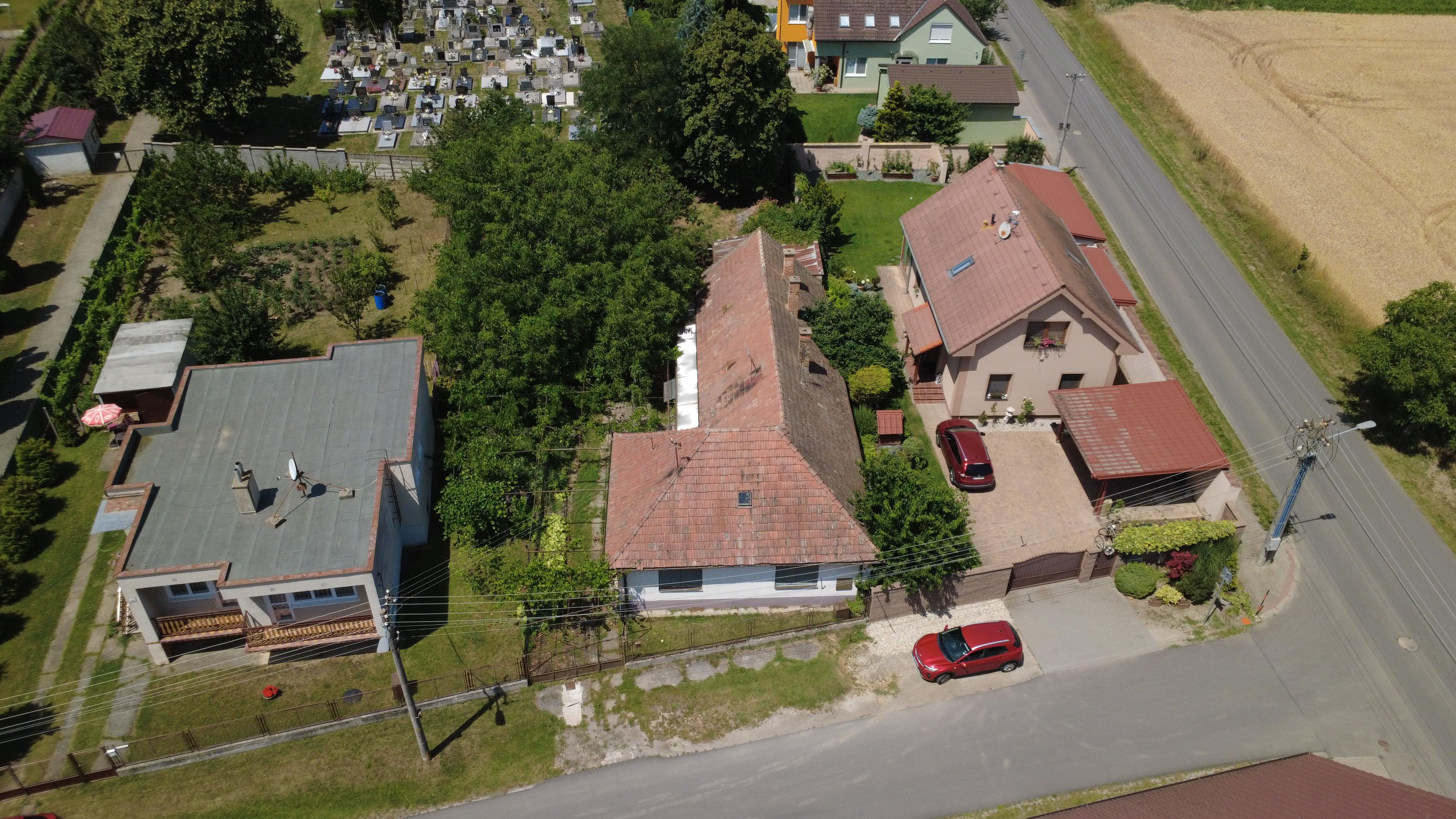 NA PREDAJ: Starší rodinný dom na pozemku 918 m² v Kráľovej pri Senci
