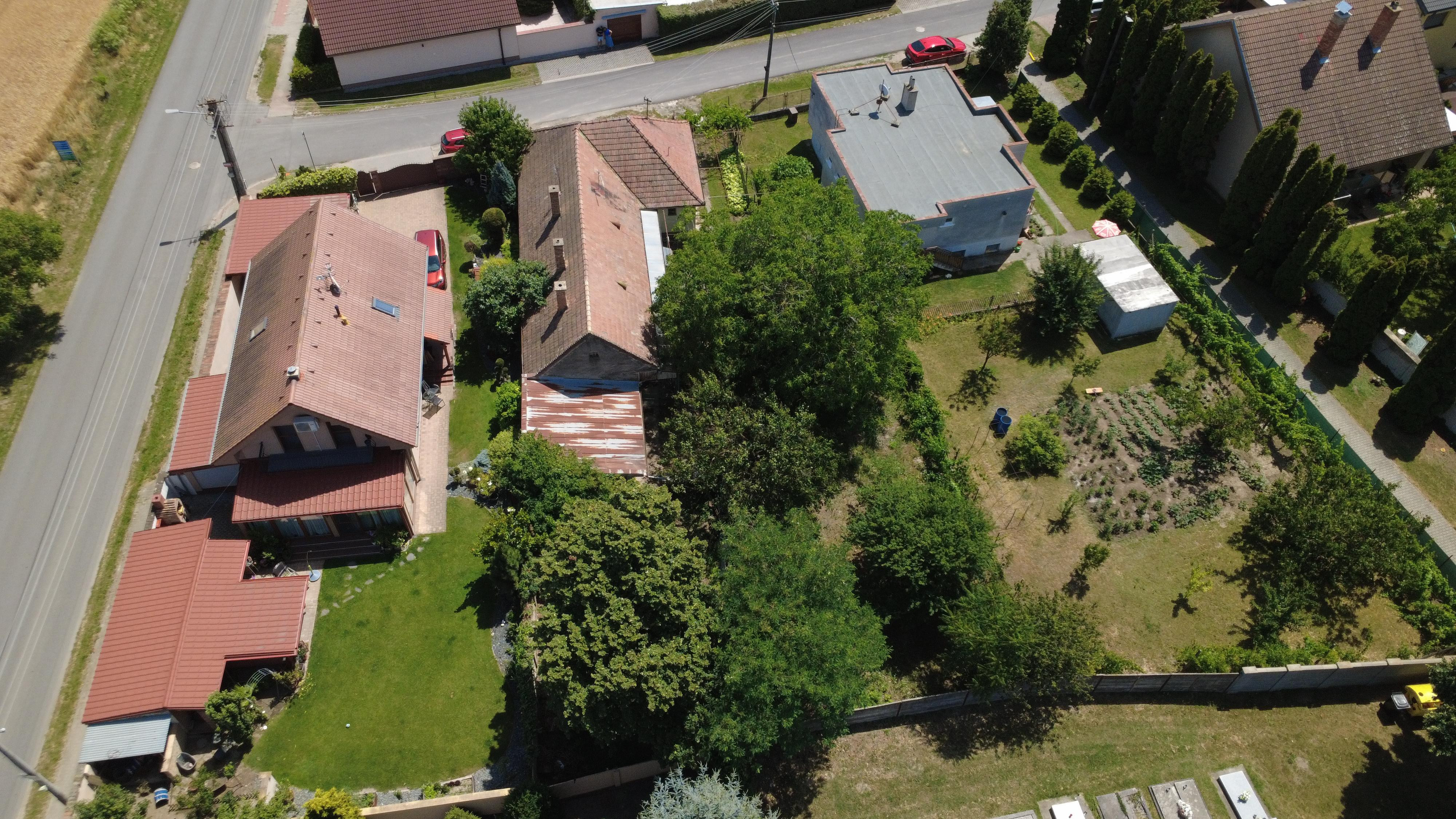 NA PREDAJ: Starší rodinný dom na pozemku 918 m² v Kráľovej pri Senci