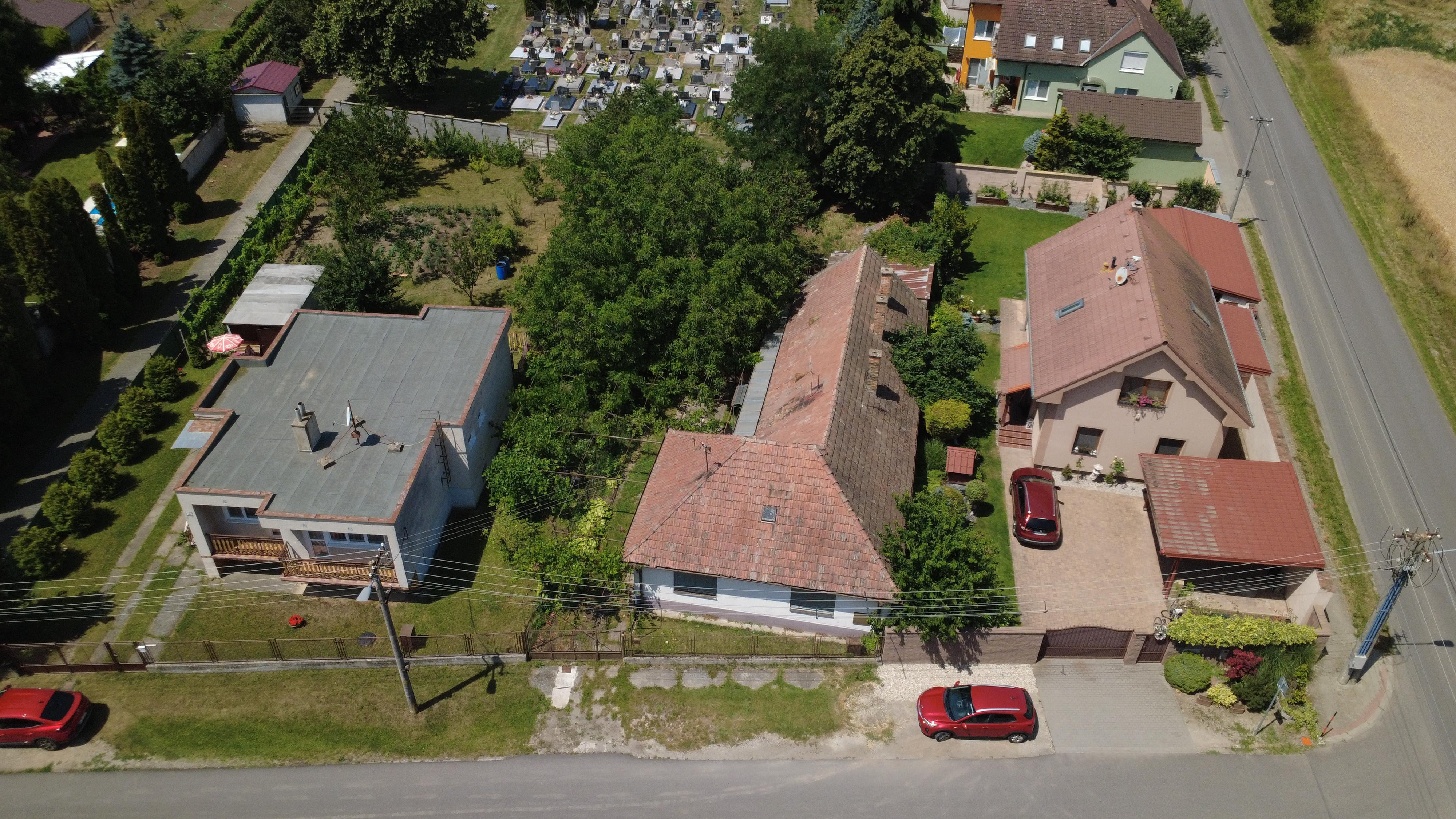 NA PREDAJ: Starší rodinný dom na pozemku 918 m² v Kráľovej pri Senci