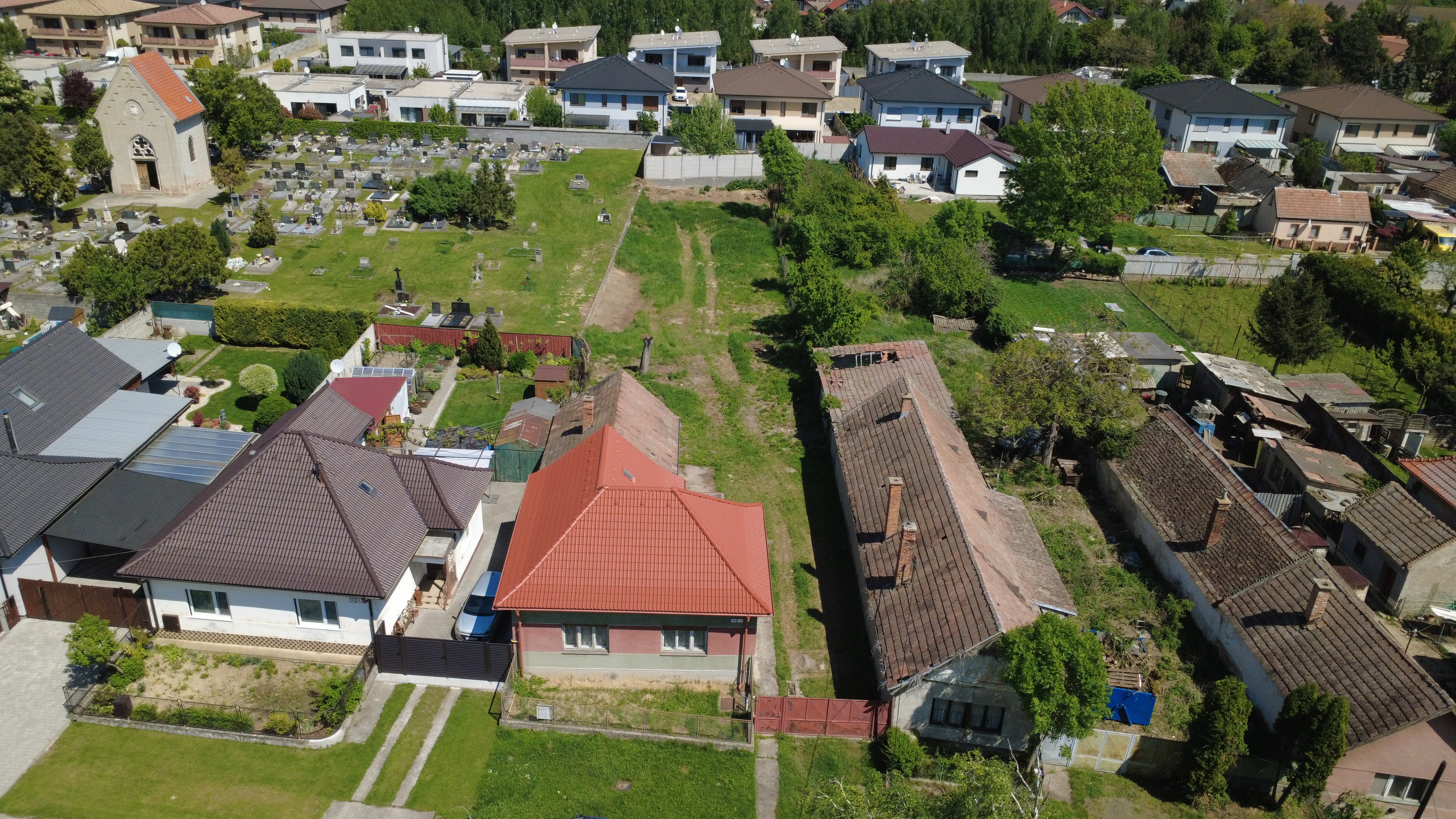 Veľký Biel, okr. SC – NA PREDAJ starší, čiastočne prerobený, tehlový rodinný dom s priestranným, perspektívnym pozemkom.