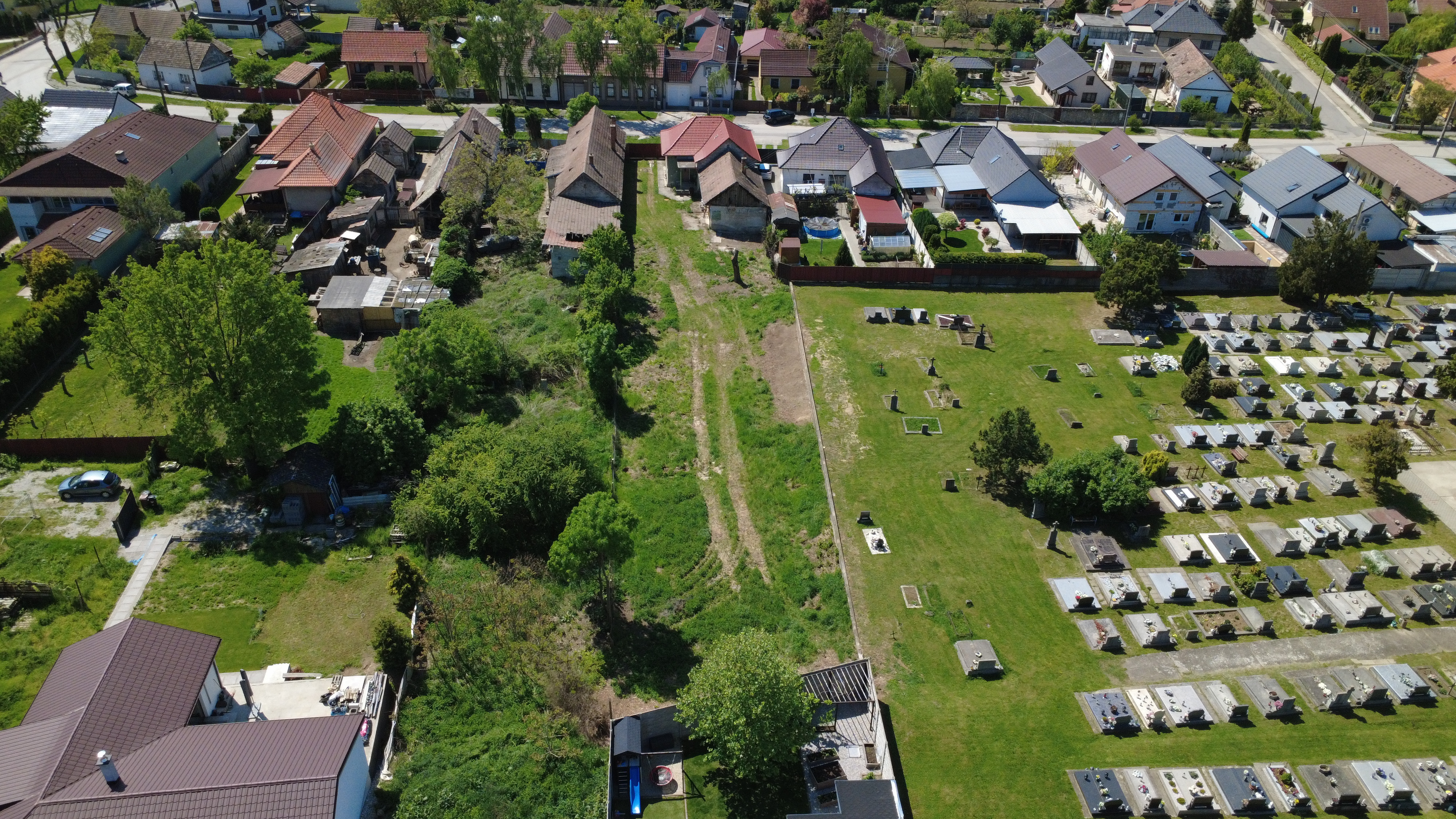 Veľký Biel, okr. SC – NA PREDAJ starší, čiastočne prerobený, tehlový rodinný dom s priestranným, perspektívnym pozemkom.
