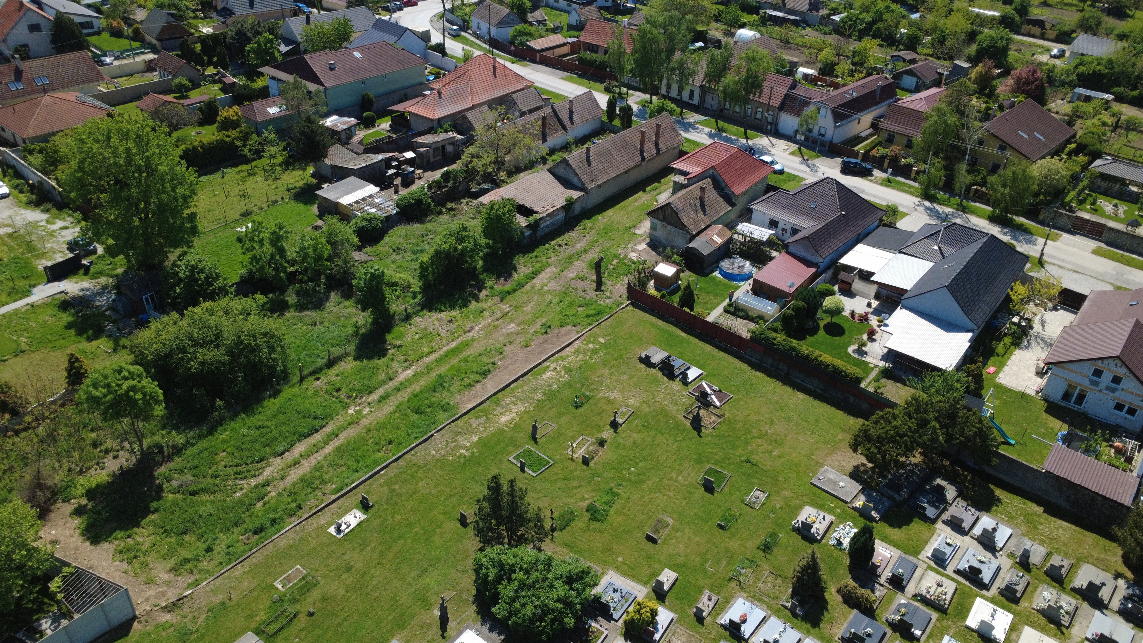 Veľký Biel, okr. SC – NA PREDAJ starší, čiastočne prerobený, tehlový rodinný dom s priestranným, perspektívnym pozemkom.