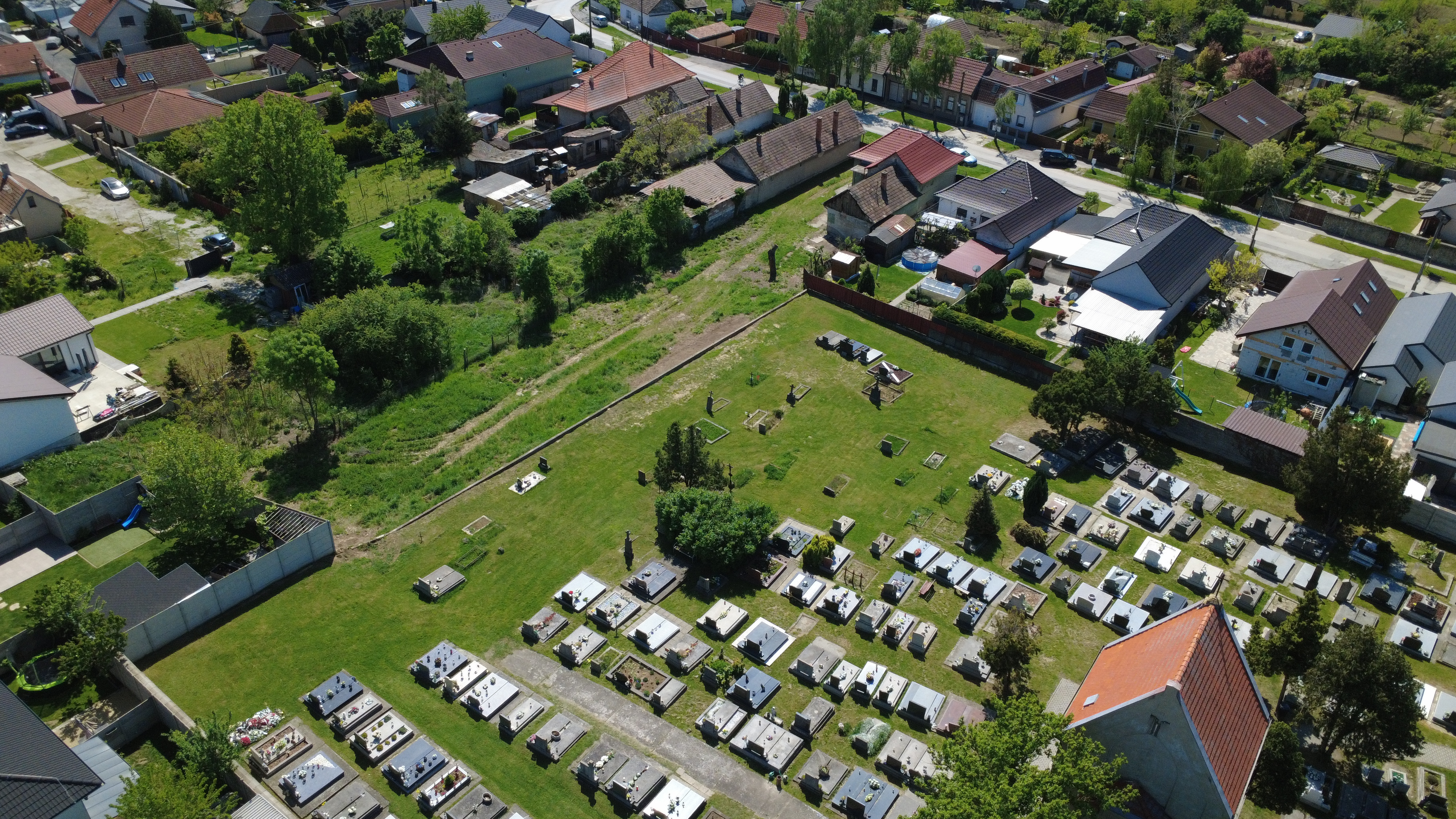 Veľký Biel, okr. SC – NA PREDAJ starší, čiastočne prerobený, tehlový rodinný dom s priestranným, perspektívnym pozemkom.